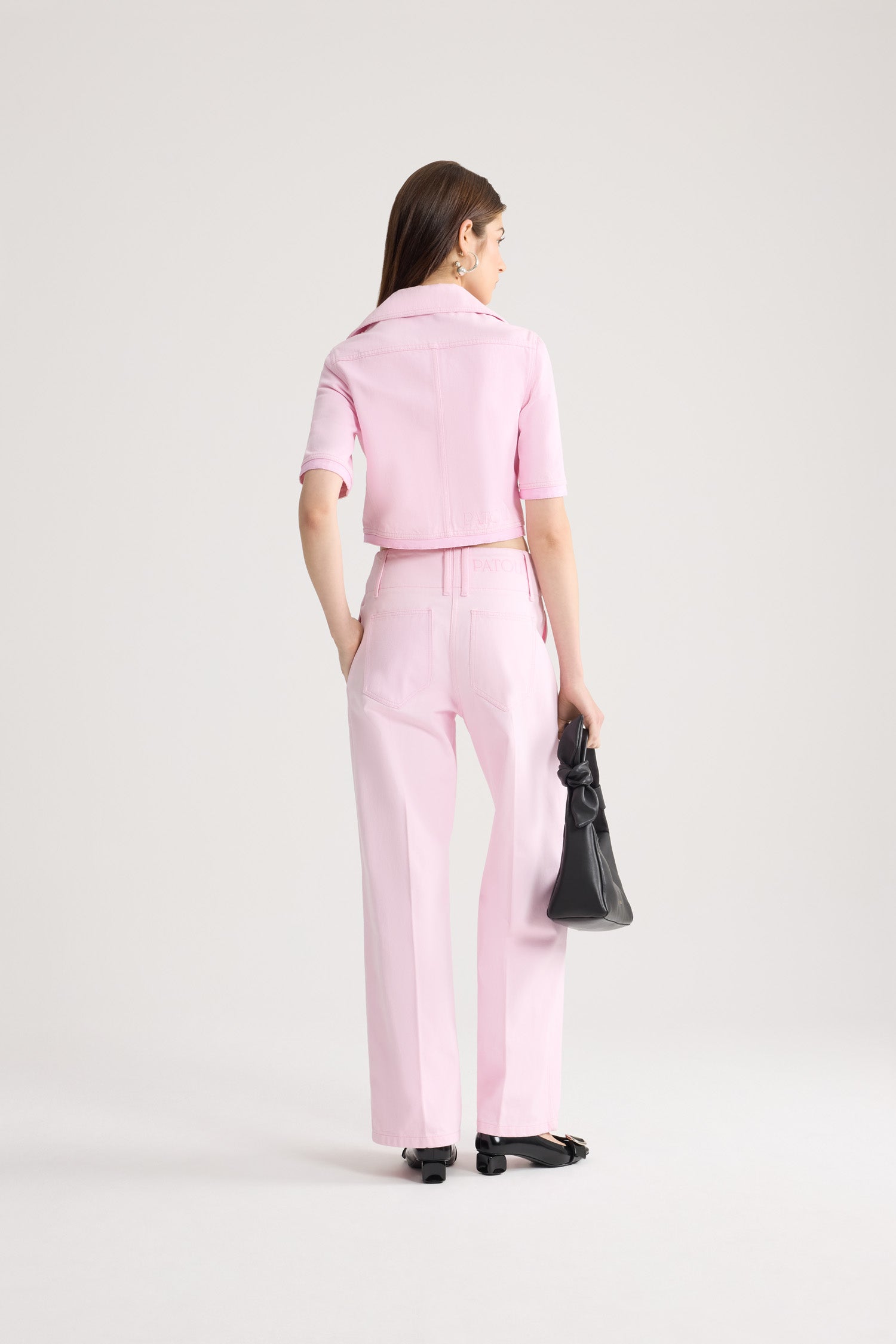Patou - Weite Denimhose aus Bio-Baumwolle - Pink Sunset - Rosafarbene weite Denimhose aus Bio-Baumwolle. Breiter Bund. Gerades Bein. Patou-Stickerei am hinteren Bund.