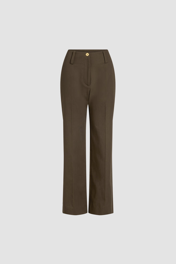 Patou - Pantalon à ceinture large en gabardine de coton bio - Java Brown - Pantalon en gabardine de coton bio marron Java. Taille moyenne à basse. Jambe droite. Passants de ceinture. Fermeture par bouton doré gravé Patou et zip sur le devant. Poches latérales. Plis pressés sur le devant.