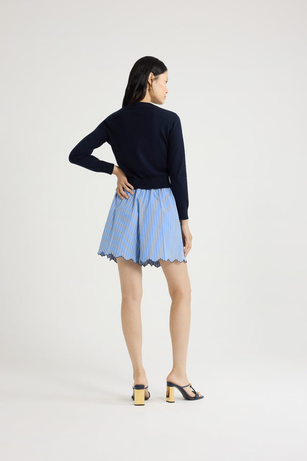 Patou - Sommerliche Shorts aus bedrucktem Bio-Baumwollpopeline - Heritage Blue Stripes - Blaue Shorts aus Bio-Baumwollpopeline. Gestreiftes Muster. Länge bis zur Mitte des Oberschenkels. Elastische Taille mit Kordelzugverschluss. Aufgestickte JP-Initialen auf der Vorderseite. Gewellter Saum.