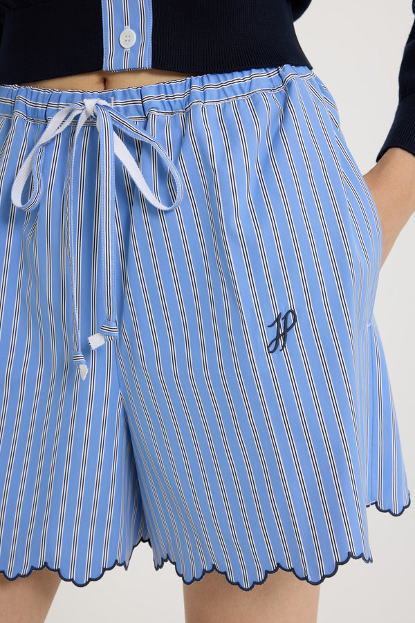 Patou - Sommerliche Shorts aus bedrucktem Bio-Baumwollpopeline - Heritage Blue Stripes - Blaue Shorts aus Bio-Baumwollpopeline. Gestreiftes Muster. Länge bis zur Mitte des Oberschenkels. Elastische Taille mit Kordelzugverschluss. Aufgestickte JP-Initialen auf der Vorderseite. Gewellter Saum.