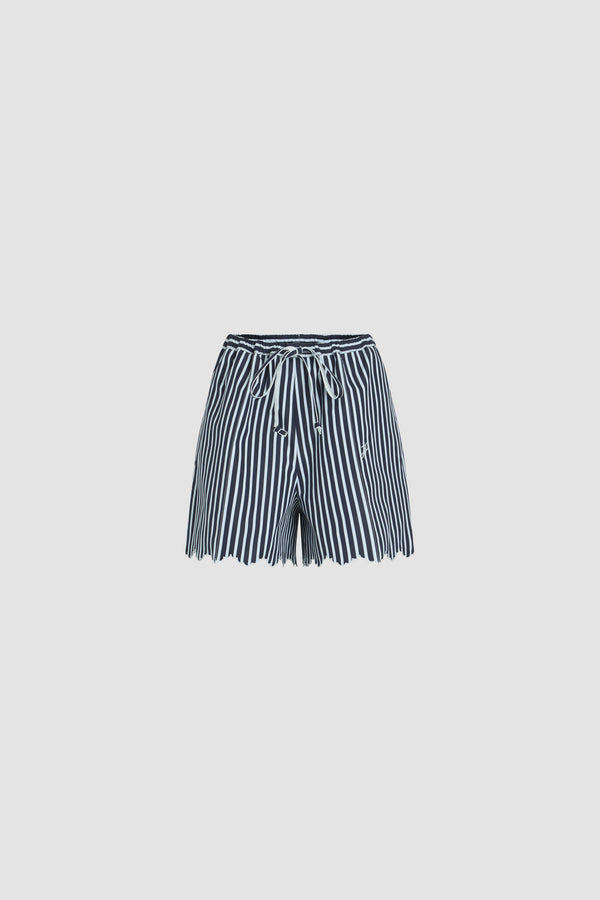 Patou - Short en popeline de coton bio imprimée - Navy Stripes - Short en popeline de coton bio bleu marine. Imprimé rayures. Longueur mi-cuisse. Taille élastiquée à coulisse. Monogramme JP brodé sur le devant. Ourlet festonné.