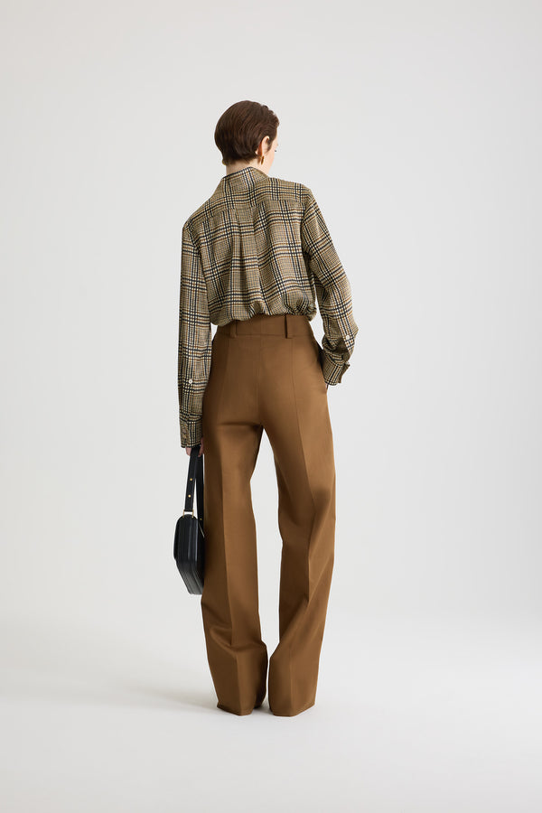 Patou - Flared cargo trousers in organic cotton gabardine - Nutmeg - Nutmeg light brown organic cotton gabardine trousers. Long flared leg. Gold-tone JP monogram-engraved button and concealed zip at the front. Belt loops. Pockets at the sides; cargo pockets on the legs with gold-tone JP monogram-engraved snap buttons. Stitched crease at the front and back.