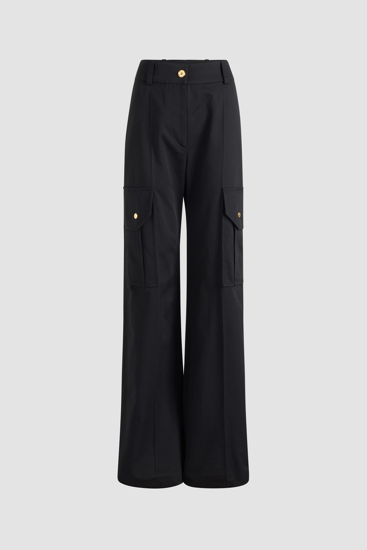 Patou - Pantalone cargo svasato in gabardine di cotone bio - Black - Pantalone in gabardine di cotone bio nero. Gamba lunga svasata. Bottone oro inciso con monogramma JP e zip nascosta sul davanti. Passanti per cintura. Tasche sui lati; tasche cargo sulle gambe con bottoni a pressione oro incisi con monogramma JP. Piega cucita sul davanti e sul retro.