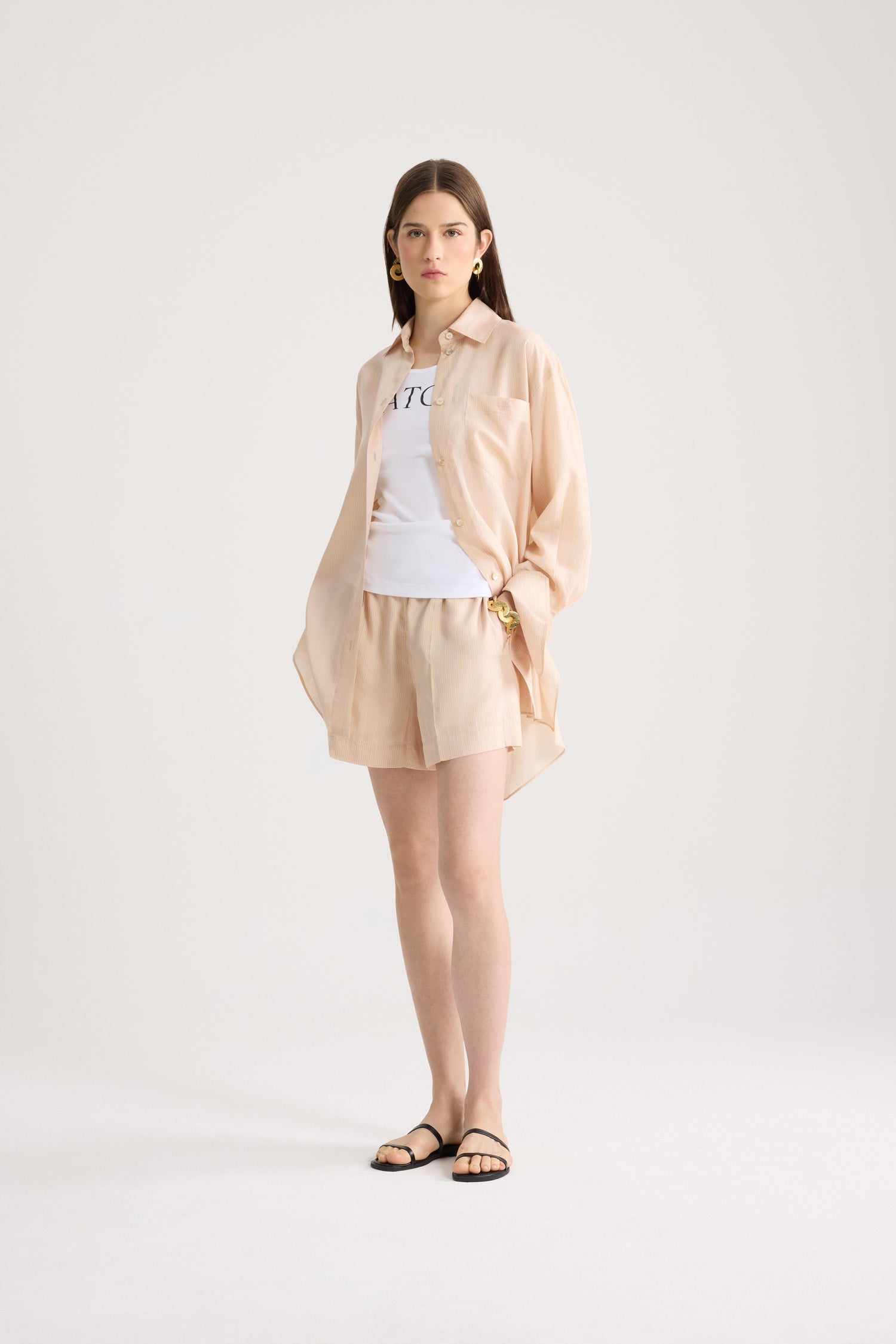 Patou - シルク混紡 ビーチショートパンツ - Shell Beach Stripes - アプリコットベージュカラーのショートパンツ、イエロー＆ピンクカラーのストライプ入り。伸縮性のあるウエスト。この作品は、ギヨーム・アンリがデザインした「Patou Plage」カプセルコレクションからのもので。