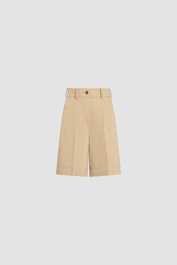 Patou - Bermuda en coton bio - Sand - Bermuda couleur sable. Taille haute. Fermeture par bouton doré.