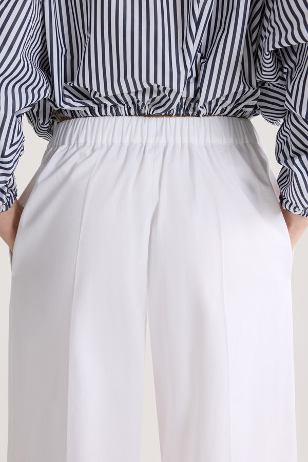 Patou - Pantalon à taille élastique en coton bio - White - Pantalon à taille élastique en coton bio, de couleur blanche. Taille élastique. Jambes larges.