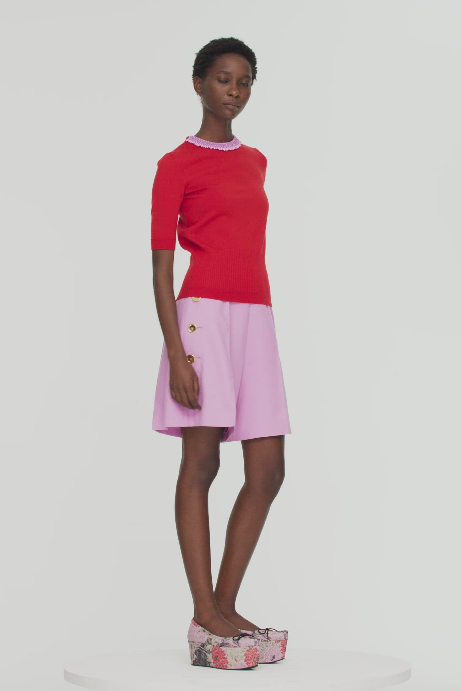 Patou - ジュエリー半袖ジャンパー - Capucine Red - 貴重なパールをあしらったクラシカルなニット。カプシーヌレッドのジャンパー。半袖スタイル。ジュエリー ネックライン。背中にボタン留め。
