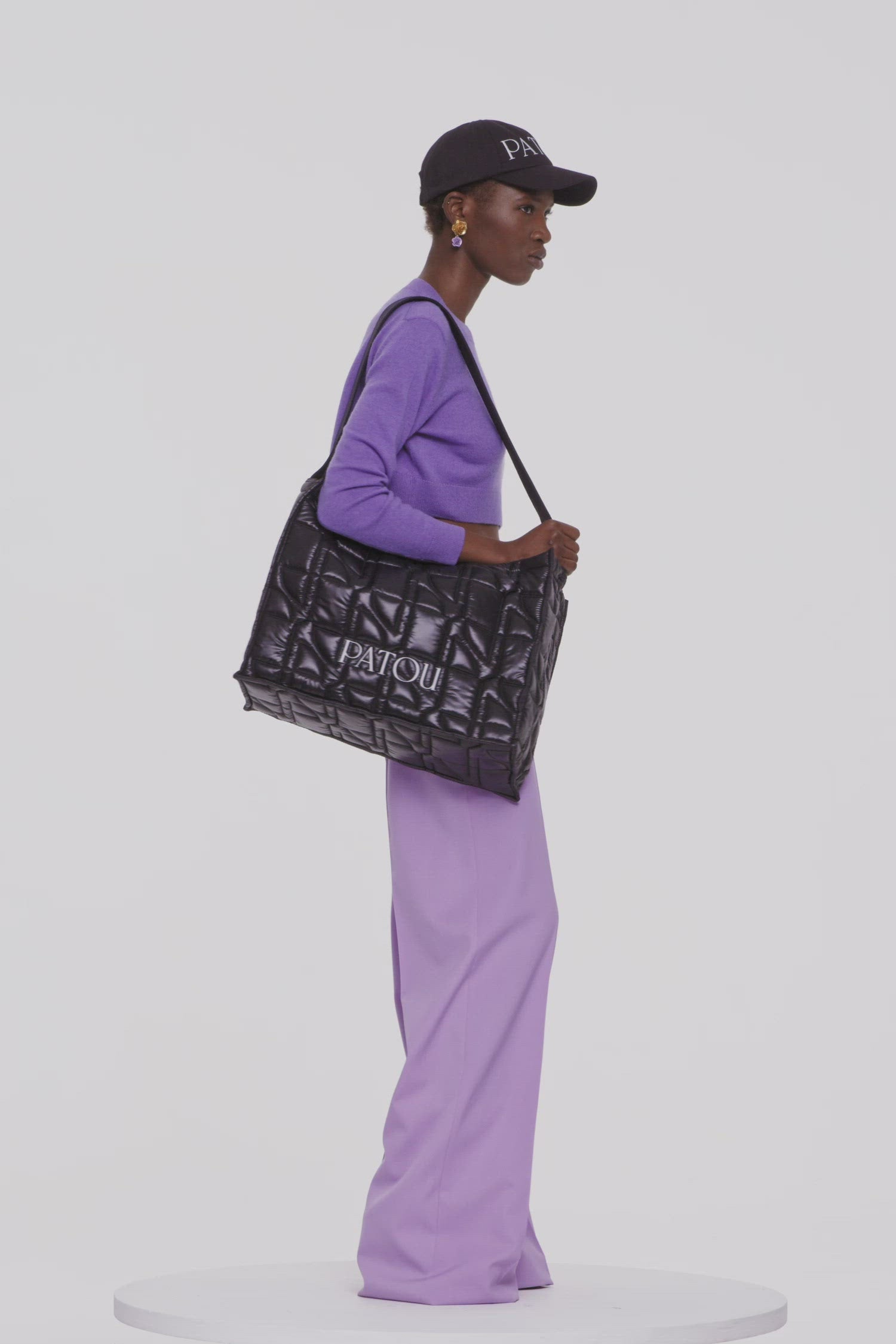 Patou - Pull court en laine et cachemire - Violet - La maille courte souligne la taille haute pour dessiner une silhouette très Patou.Pull en laine et cachemire violet. Coupe courte. Col rond. Étiquette Patou noire sur le côté.