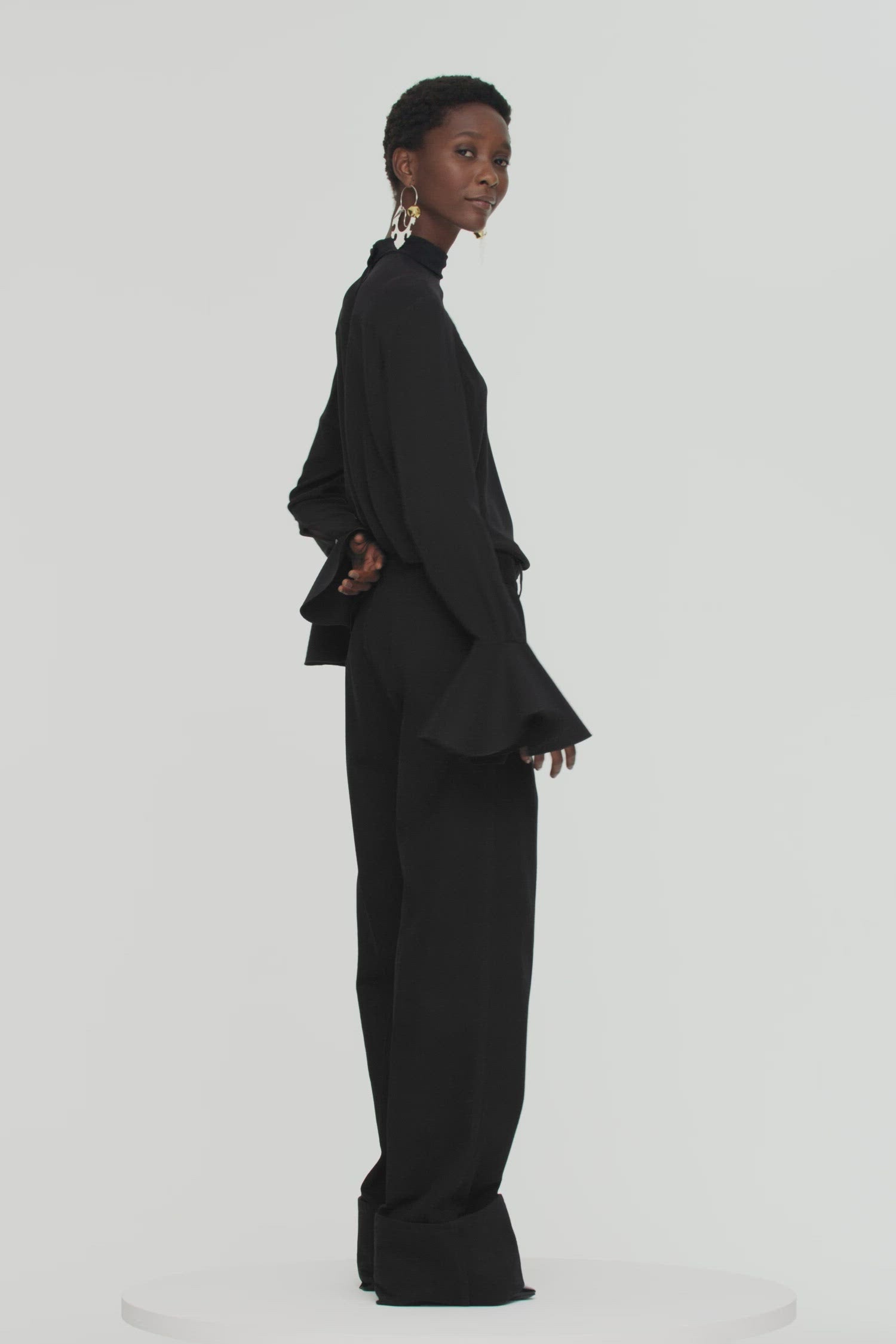 Patou - 刺繍入りシルクトップ - Black - 愛らしいペイズリー、記憶に残るパトゥ。  ブラックのシルク製ブラウス、ペイズリー風カットワーク刺繍。ハイネック、背中にボタン留め。フロントにダーツ。背中にブランドを象徴するカーブシーム。円形の袖口にトップステッチ ディテール、ボタン留め。