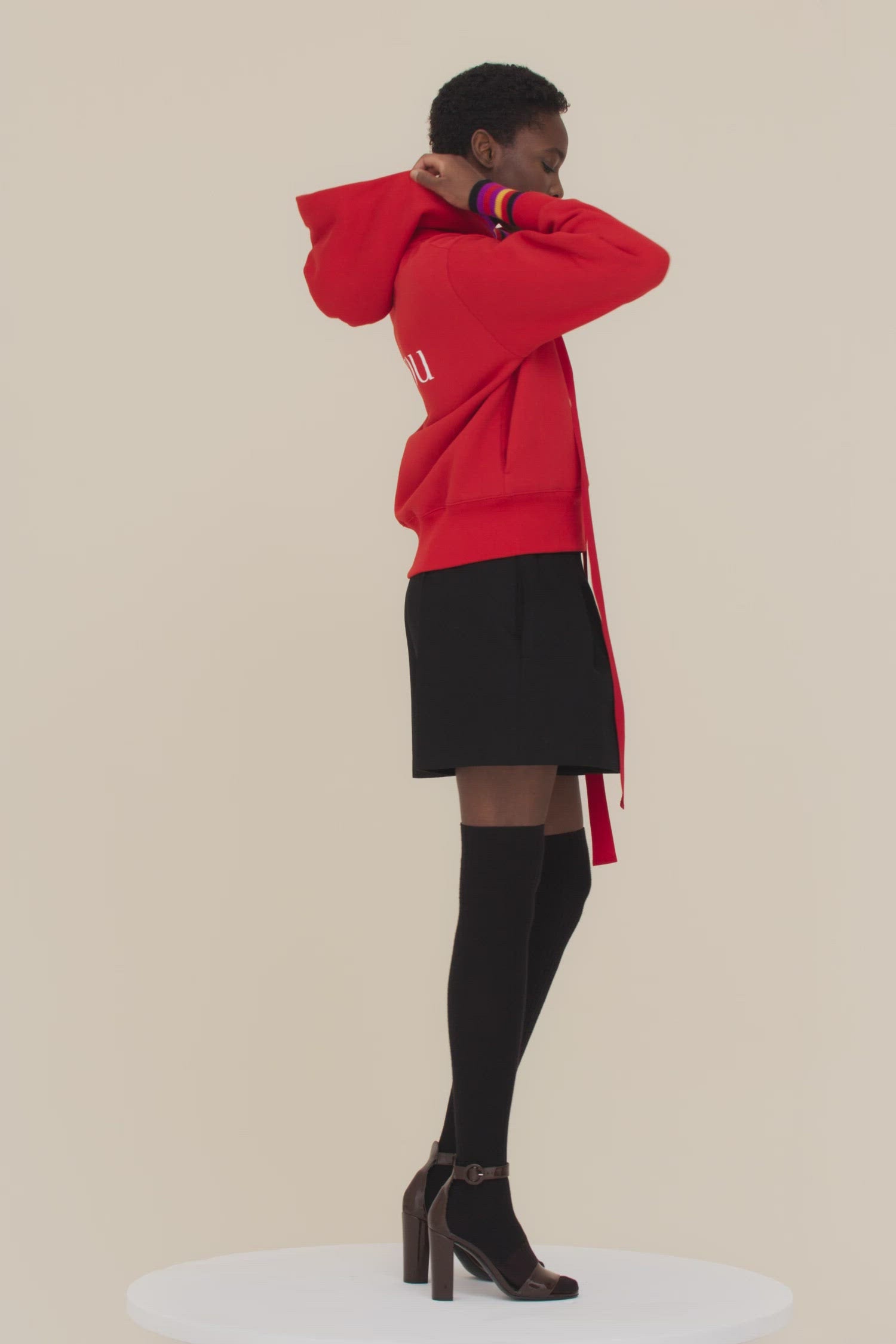 Patou - Patou Kapuzenpullover aus Bio-Baumwolle mit Reißverschluss - Poppy - Patou Frauen verlieren nie ihre Lässigkeit.  Mohnroter Kapuzenpullover aus Bio-Baumwolle mit Reißverschluss. Tunnelzug aus Ripsband. Goldfarbener Reißverschluss mit Logo-Schieber in Anlehnung an einen traditionellen Schlüsselanhänger. Weißes Patou Schriftzug-Logo hinten.