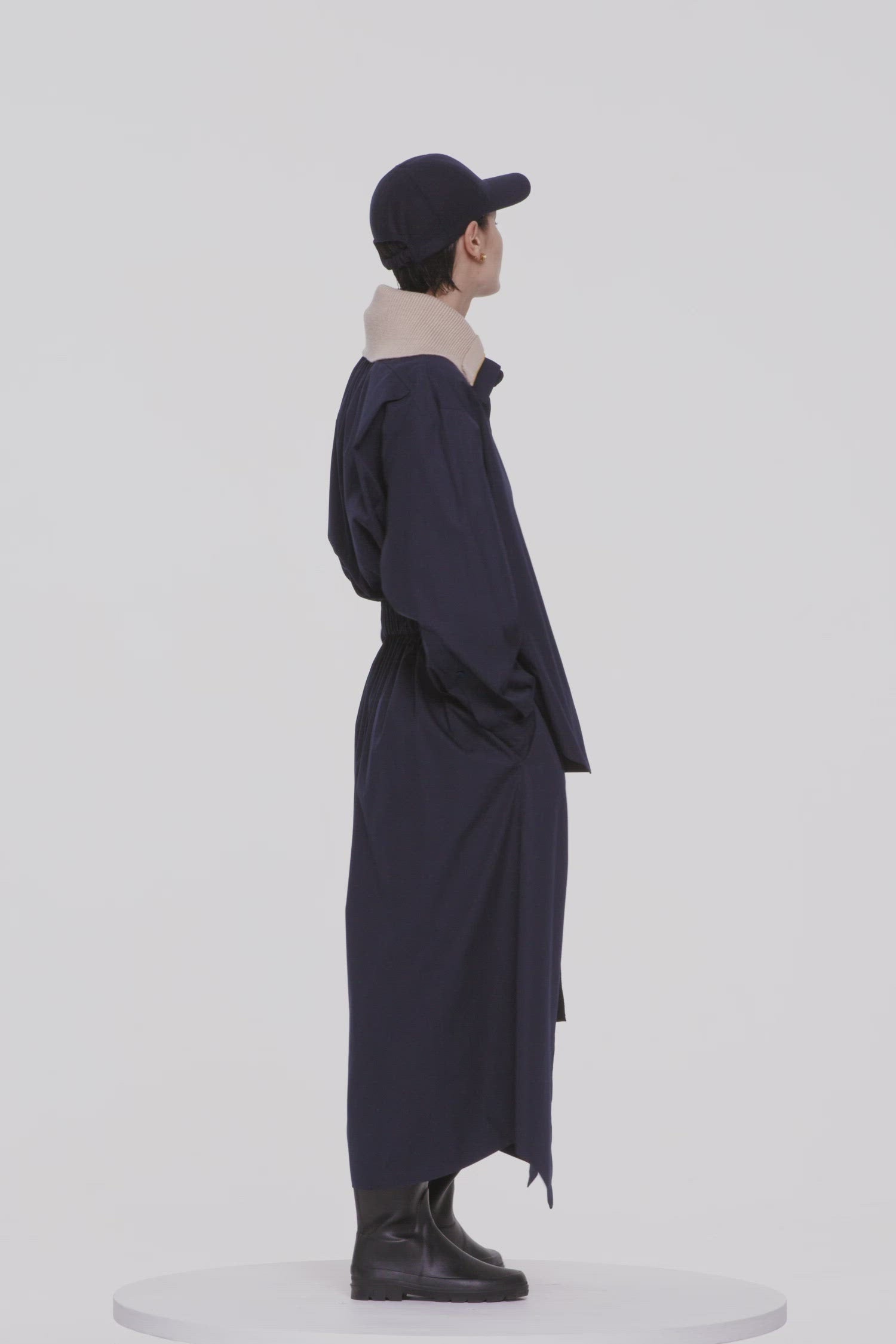 Patou - Vestito trompe l&amp;#39;oeil in cotone bio - Parisian Night - Quando l&amp;#39;illusione fa sensazione.Vestito in cotone bio blu notte parigina. Lunghezza maxi. Taglio sul davanti per creare effetto trompe l&amp;#39;oeil. Bottoni nascosti. Maniche voluminose con polsini abbottonati. Coulisse in vita con cintura in grosgrain. Tasche ai lati.Vestibilità ampia (seleziona una taglia in meno per un look aderente).