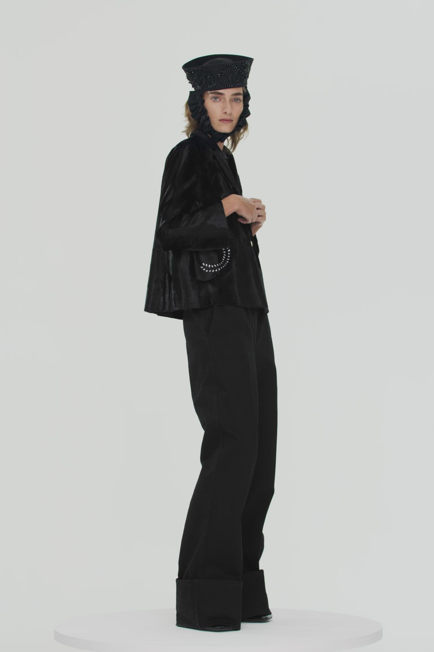 Patou - Gestickte, kastenförmige Jacke aus Kunstponyleder - Black - Fühlt sich an wie Ponyleder, passt wie Patou!   Schwarze, einreihige Jacke aus Kunstponyleder. Kastenförmige Passform mit einfachem Schlitz auf der Rückseite. Applikationen quer über die Brust. Goldfarbene Knöpfe mit Patou Logo-Gravur. Gesticktes, schwarzes Etikett mit goldenem Patou Logo auf dem linken Ärmel. Angedeutete, rundgezackte Pattentaschen auf der Vorderseite mit Durchbruch-Stickerei-Details. Vollständig gefüttert.