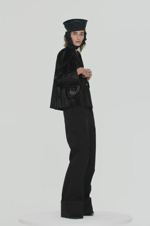 Gestickte, kastenförmige Jacke aus Kunstponyleder