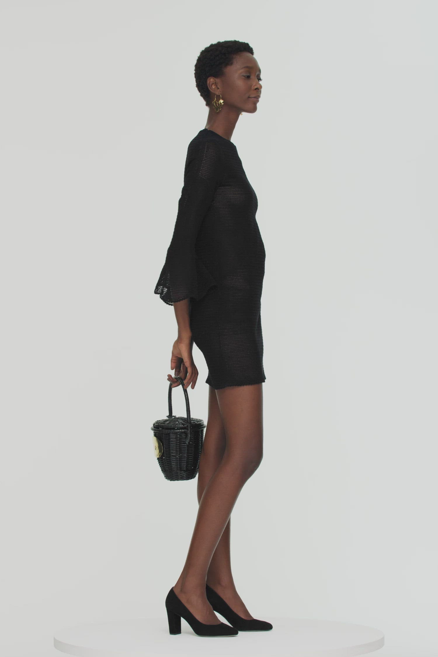 Patou - Robe courte en crochet bio - Black - La petite robe noire Patou qui fait rimer transparence et élégance.Robe en coton noir bio. Crochet réalisé à la main. Modèle légérement transparent. Encolure ronde. Boutonnage au dos. Manches tulipes ornées d’un logo JP stylisé.