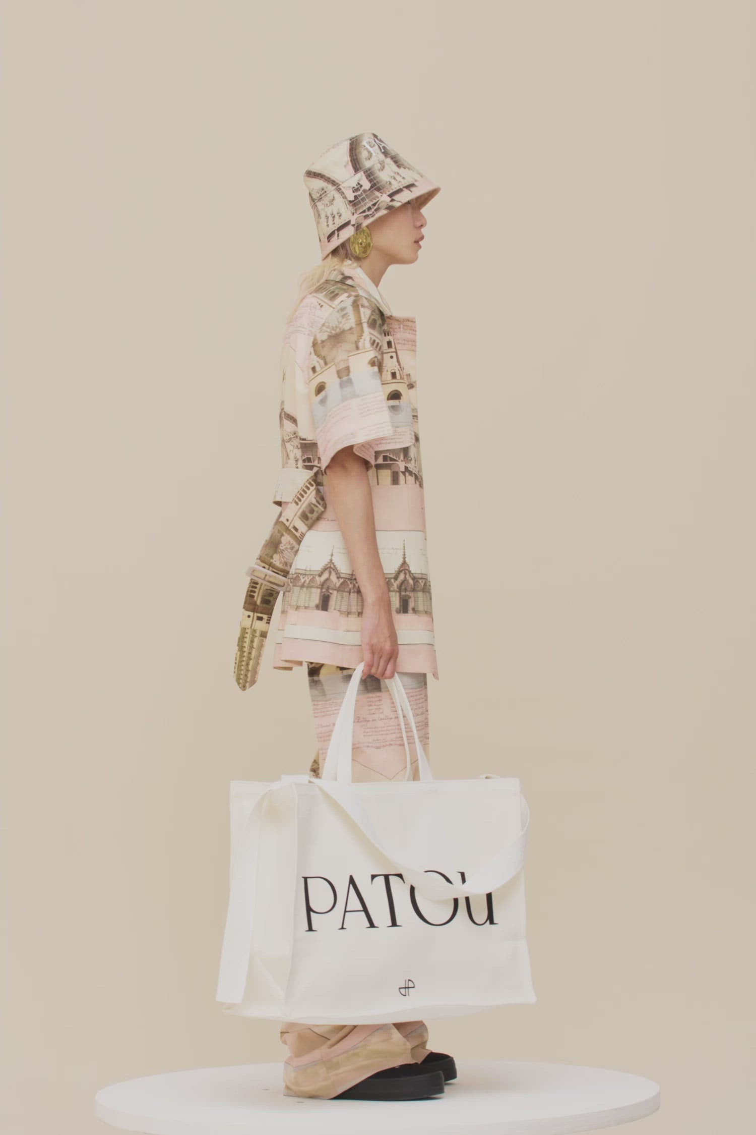 Patou - Long tailored trousers in printed organic cotton and wool - Amour Island - Flawless and carefree: tailoring by Patou.  Organic cotton and wool canvas trousers featuring Jean-Jacques Lequeu&amp;#39;s “Amour Island” print. Long straight leg. Fastens via a single JP-engraved button and zip at the front. Belt loops. Pockets at the sides. Signature curved seam and darts at the back.