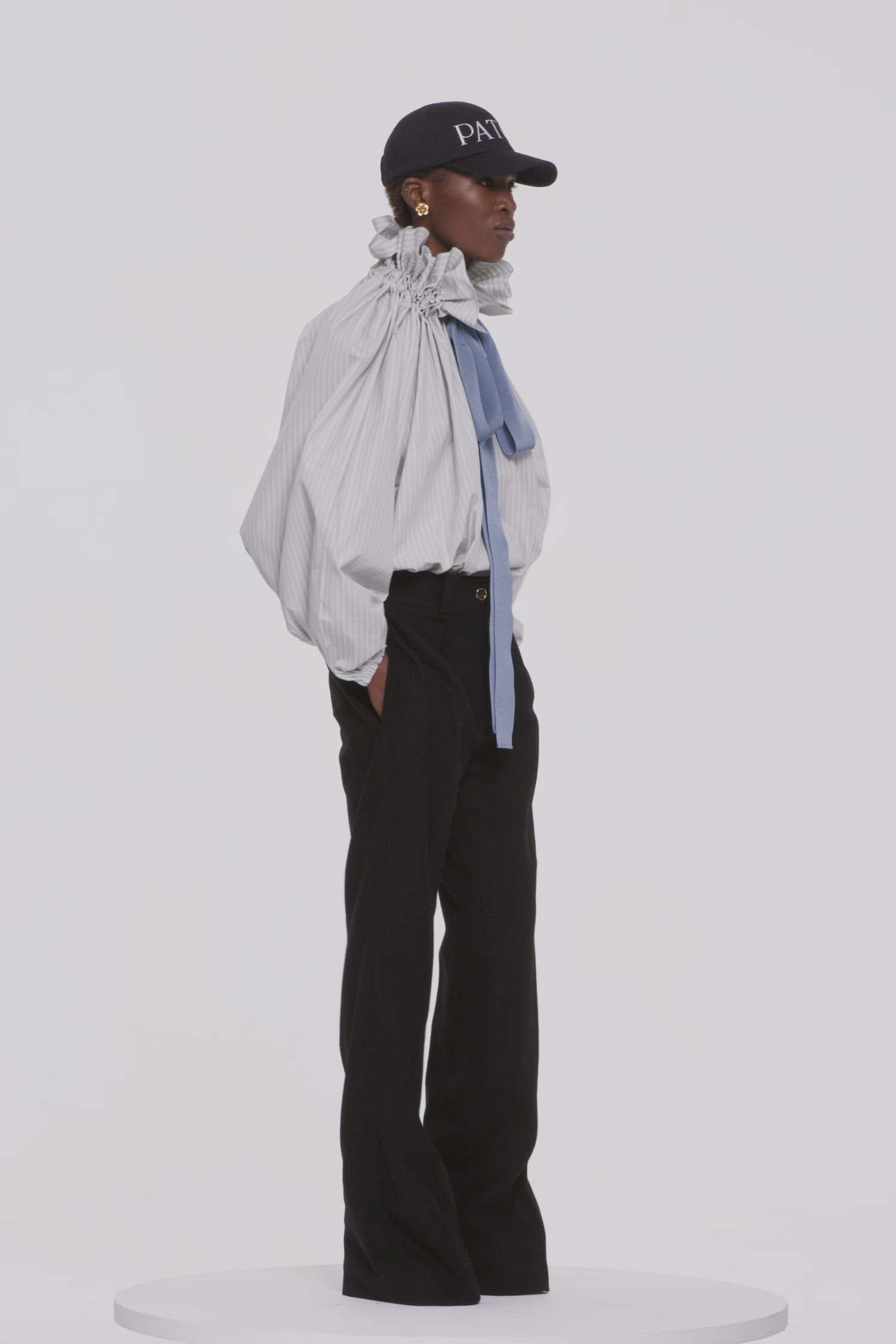 Patou - Haut à manches bouffantes en coton bio - Silver Green - Encolure fermée ou épaules dénudées ? Chez Patou on veut tout !Haut en coton bio. Rayures vertes et argent. Silhouette volumineuse. Col à coulisse avec détail de fronce et gros-grain. Manches chauve-souris resserrées aux poignets. Taille élastiquée.Coupe loose (pour une coupe plus ajustée : prendre une taille en-dessous de votre taille habituelle).