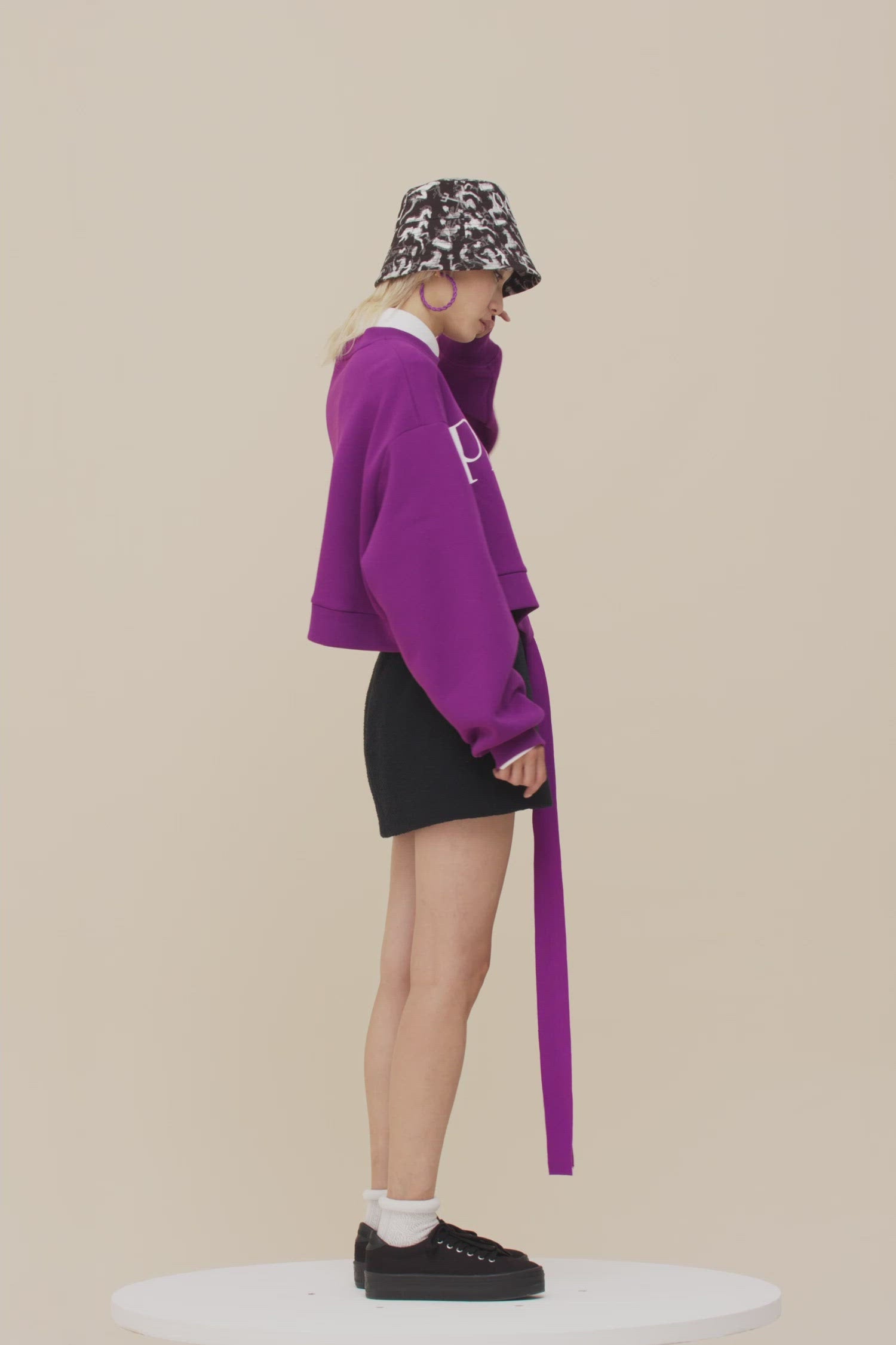 Patou - オーガニックコットン クロップド グログラン スウェットシャツ - Anemone - 心地よさにクチュールの趣き。パトゥのスウェットシャツ。   アネモネパープルのオーガニックコットン製スウェットシャツ。ゆったりとしたクロップド シルエット。クルーネック。襟と袖口にリブニット。フロント全体にホワイトのオーバーサイズ パトゥ レタリングロゴ。ドローストリング ウエストバンドにロング グログランタイ。