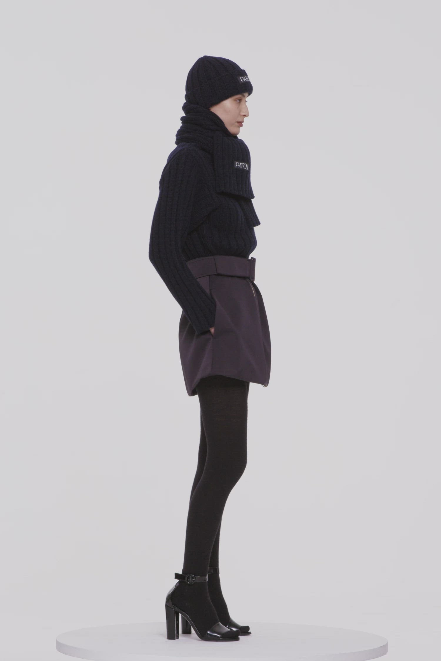 Patou - Minigonna con zip in raso riciclato - Black - Lo zip JP fa luccicare il raso.Gonna in raso riciclato nero. Modello corto. Silhouette svasata. Zip oro sul davanti con dettaglio JP ispirato agli archivi Jean Patou. Cintura in tessuto parzialmente nascosta. Pieghe sul davanti. Tasche ai lati.