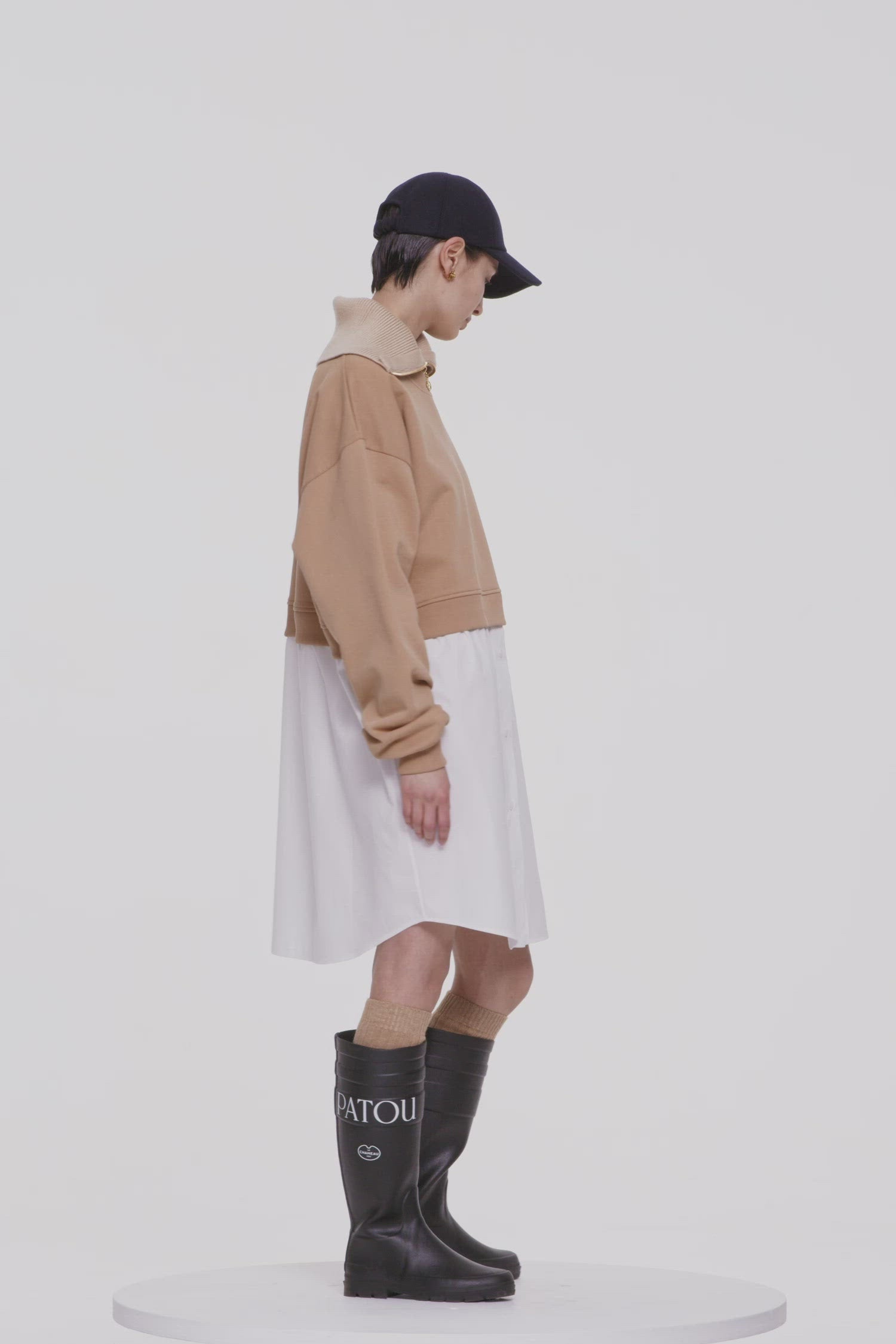 Patou - Sweatshirt-Kleid im Materialmix aus Bio-Baumwolle - Biscuit - Zwei Sorten von Bio-Baumwolle – das perfekte Patou Team!Kleid aus Bio-Baumwolle in Keks-Beige und Weiß. Hybrider Stil. Rundhalsausschnitt. Kragen und Ärmelabschlüsse gerippt. Tief angesetzte Ärmel. Aufgesticktes Patou Logo hinten. Rock aus Popeline mit Knopfverschluss vorne. Lockerer Schnitt (für einen körperbetonteren Stil bitte eine Größe kleiner wählen).