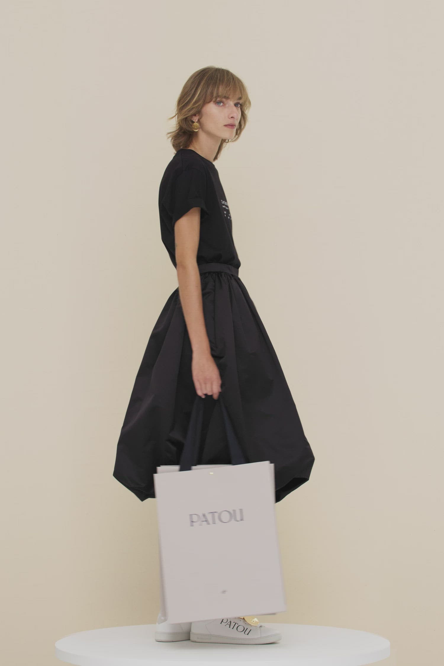 Patou - T-shirt Cœur d&amp;#39;artichaut in cotone bio - Black - L&amp;#39;arte d’innamorarsi facilmente. T-shirt in cotone nero bio. Stampa in stile dizionario sul fronte, logo sul retro. Vestibilità classica, collo rotondo.