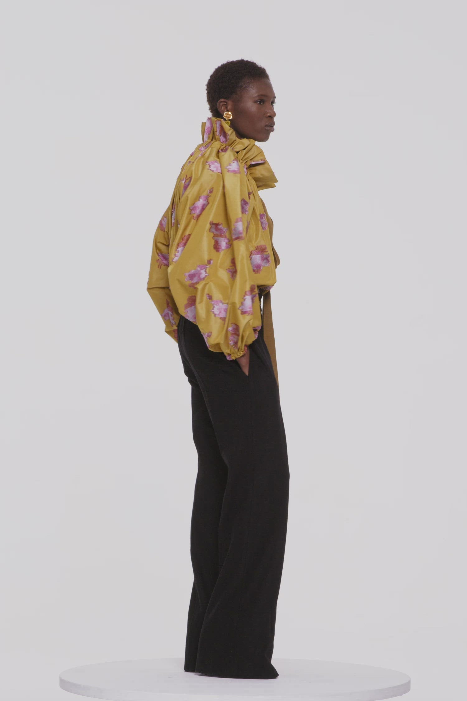 Patou - Top in faglia floreale con maniche a palloncino - Gold Absinthe - Collo alto o spalla scoperta? Il top Patou da indossare come decidi tu. Top in faglia color assenzio dorato. Disegni floreali. Vestibilità oversize. Può essere indossato chiuso sul collo o in modo da scoprire le spalle. Collo con dettaglio di balza sul fronte e coulisse in grosgrain. Maniche a pipistrello con polsini elasticizzati. Vita elasticizzata.Vestibilità ampia (seleziona una taglia in meno per un look aderente).