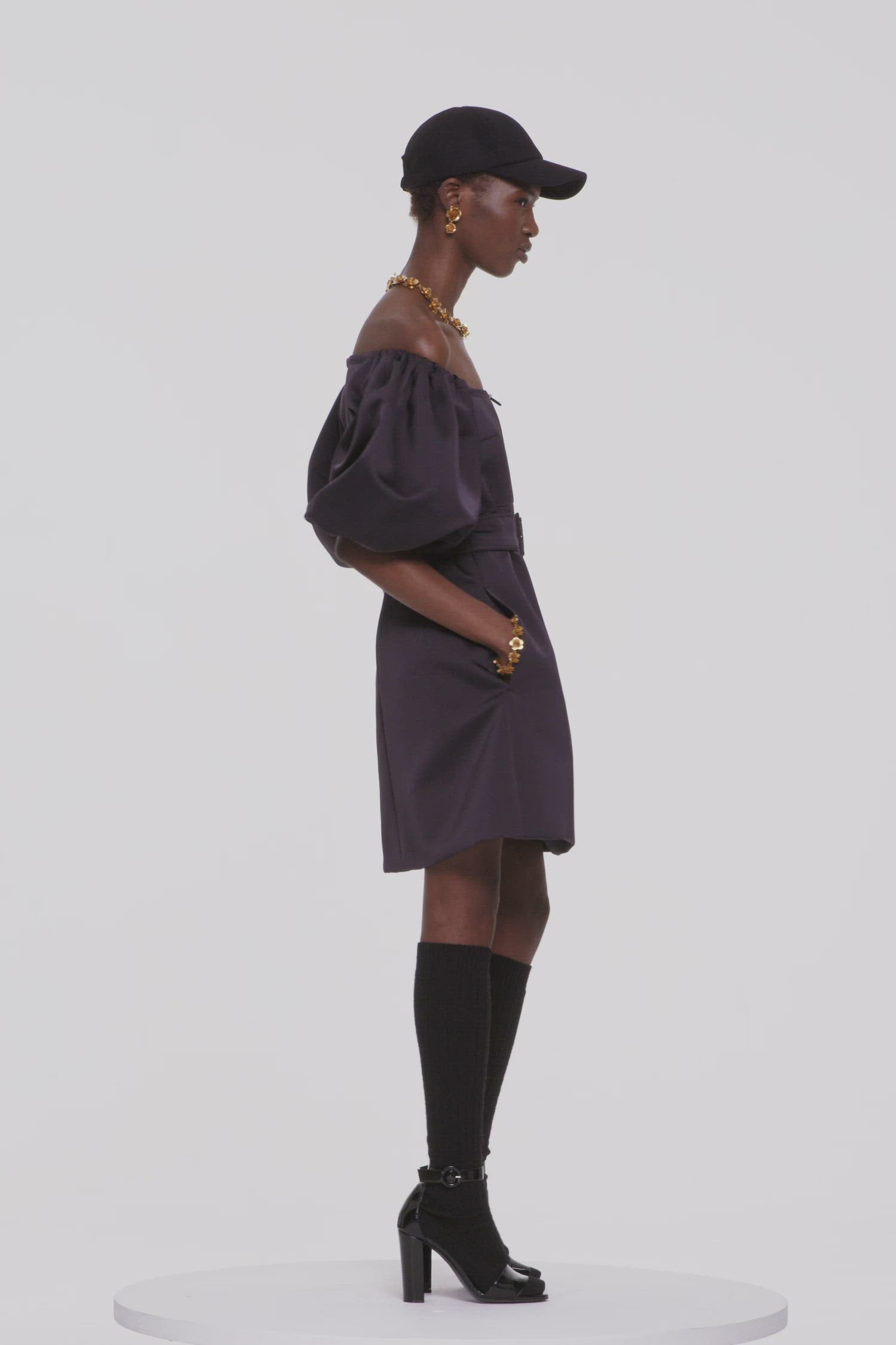 Patou - Minikleid mit Ballonärmeln aus recyceltem Satin - Black - Voluminöse Ärmel für den Alltag. Kleid aus recyceltem Satin in Schwarz. Kurz geschnitten. Körpernaher Schnitt mit ausgestellten Elementen. Eckiger Halsausschnitt mit Zugbanddetail. Voluminöse Ballonärmel mit elastischen Bundabschlüssen. Seitentaschen. Gürtel nicht im Kauf enthalten.