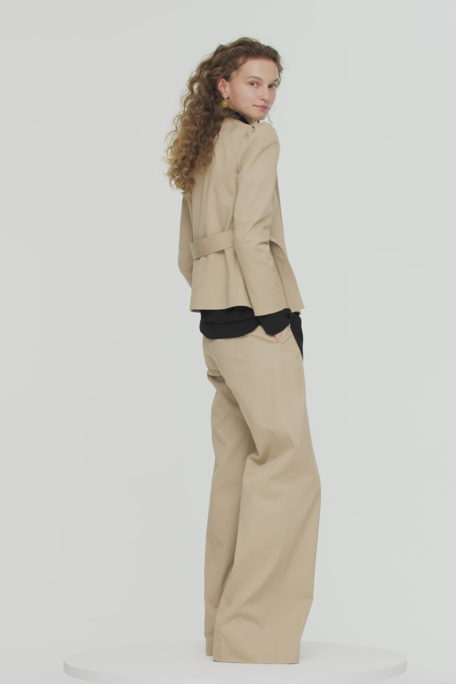 Patou - Cropped gabardine jacket in organic cotton - Sand - La fille Patou likes it cropped!Sand beige cotton gabardine jacket. Cropped silhouette that can be worn with or without the belt. Slight puff sleeves with gathered shoulders. Mock scallop pockets across the chest. Concealed button fastening. Embroidered black Patou label on the left sleeve. Fully lined.