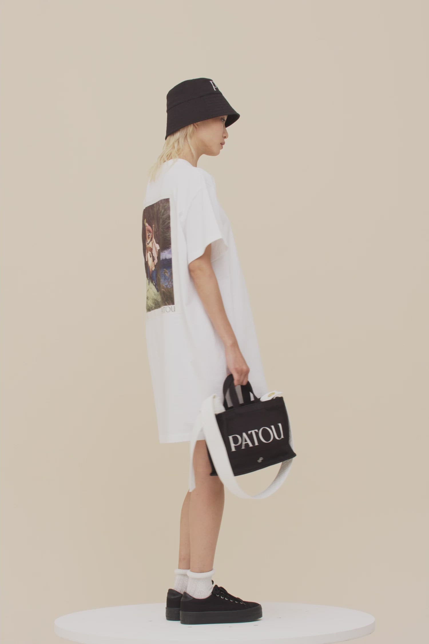 Patou - T-Shirt-Kleid „Gestiefelter Kater“ aus Bio-Baumwolle - White - Wenn lässig und verspielt aufeinander treffen.   T-Shirt-Kleid aus Bio-Baumwolle in Weiß. Rundhalsausschnitt. Schwarze Buchstaben auf der Vorderseite. Klassische „Gestiefelter Kater“-Illustration von Gustave Doré und aufgedrucktes Patou-Buchstabenlogo auf der Rückseite.