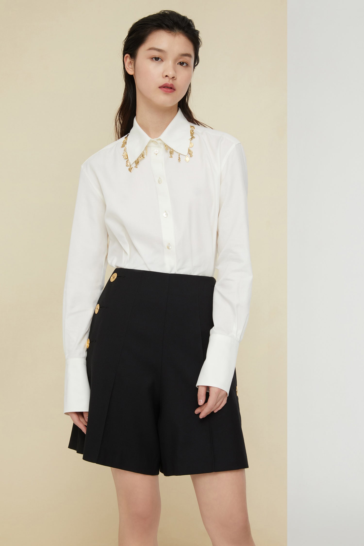 Patou - Camicia in cotone con ex-voto - Cream Jewellery - Gli ex-voto illuminano il collo.Camicia in twill di cotone bianco crema con ex-voto dorati cuciti sul collo. Bottoni sul fronte e ai polsi.