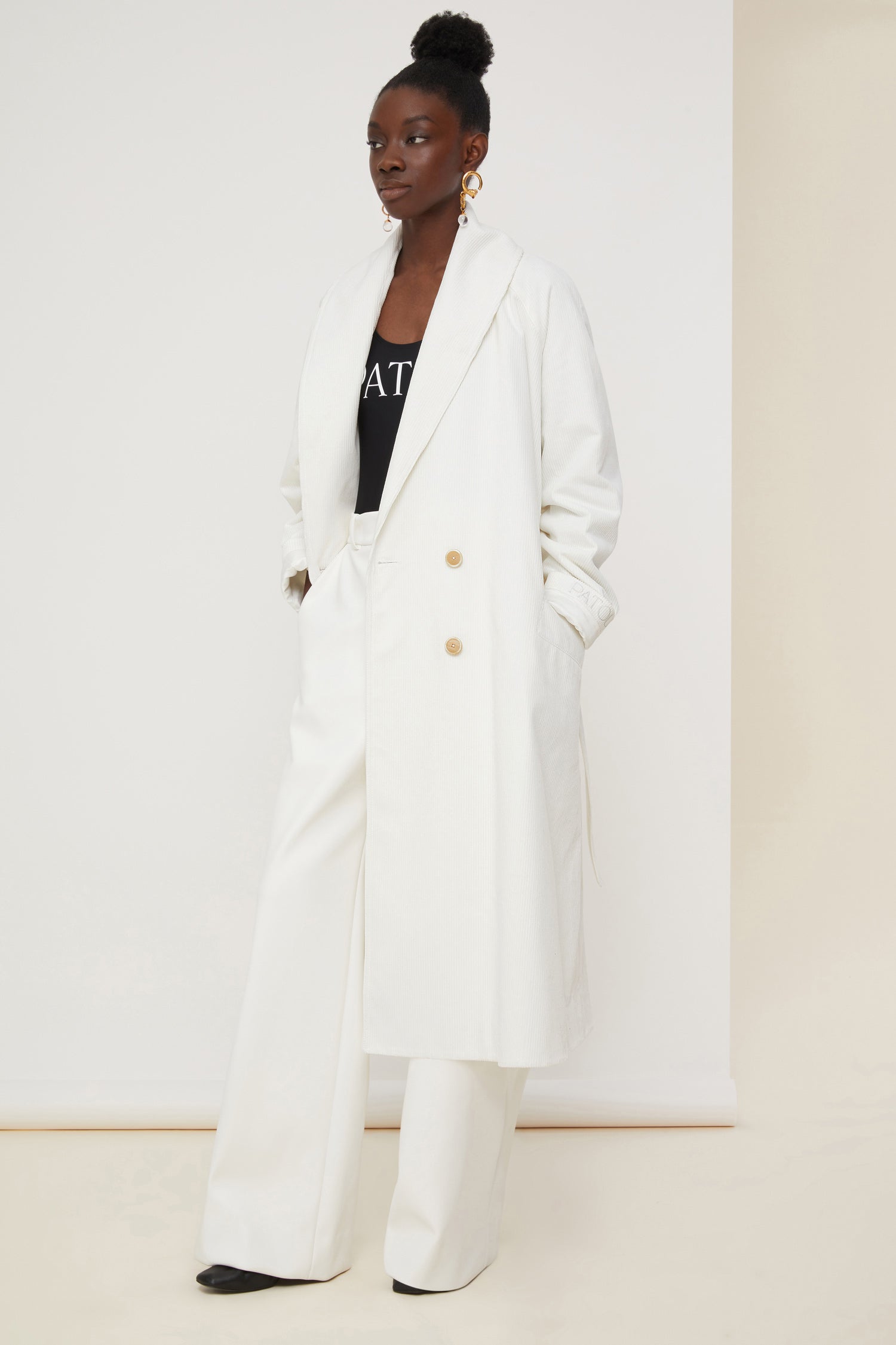Patou - Corduroy trenchcoat - Pearl - A tailoring classic with a soft velvet touch.Signature Patou trenchcoat in pearl white corduroy. Double-breasted style with a slight A-line silhouette. Button fastening and belted waist. Two pockets at the sides. Fully lined.