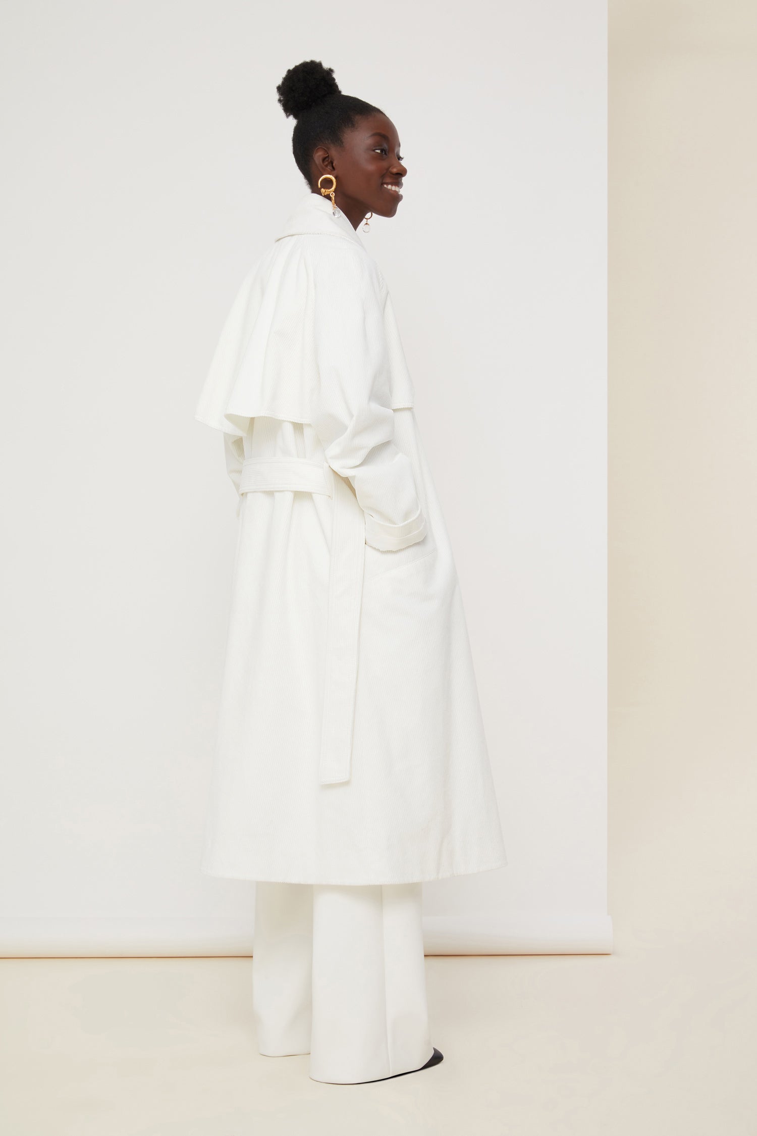 Patou - Corduroy trenchcoat - Pearl - A tailoring classic with a soft velvet touch.Signature Patou trenchcoat in pearl white corduroy. Double-breasted style with a slight A-line silhouette. Button fastening and belted waist. Two pockets at the sides. Fully lined.