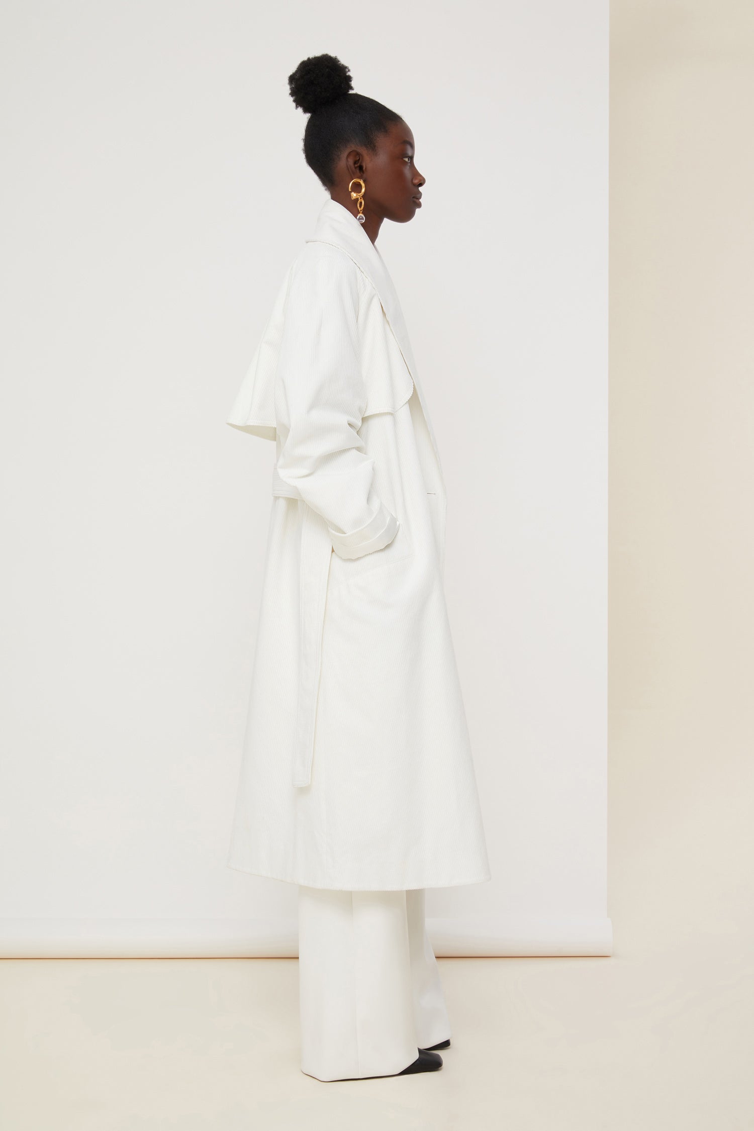 Patou - Corduroy trenchcoat - Pearl - A tailoring classic with a soft velvet touch.Signature Patou trenchcoat in pearl white corduroy. Double-breasted style with a slight A-line silhouette. Button fastening and belted waist. Two pockets at the sides. Fully lined.