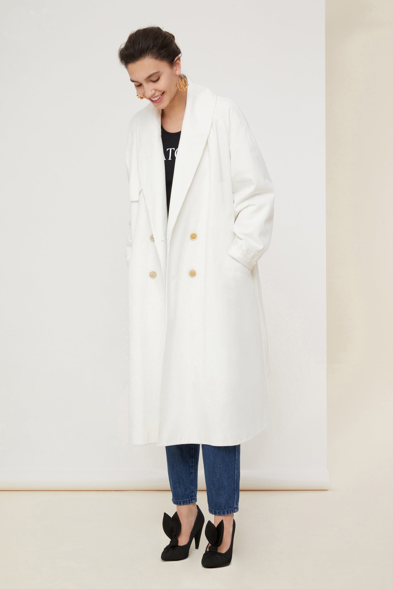 Patou - Corduroy trenchcoat - Pearl - A tailoring classic with a soft velvet touch.Signature Patou trenchcoat in pearl white corduroy. Double-breasted style with a slight A-line silhouette. Button fastening and belted waist. Two pockets at the sides. Fully lined.