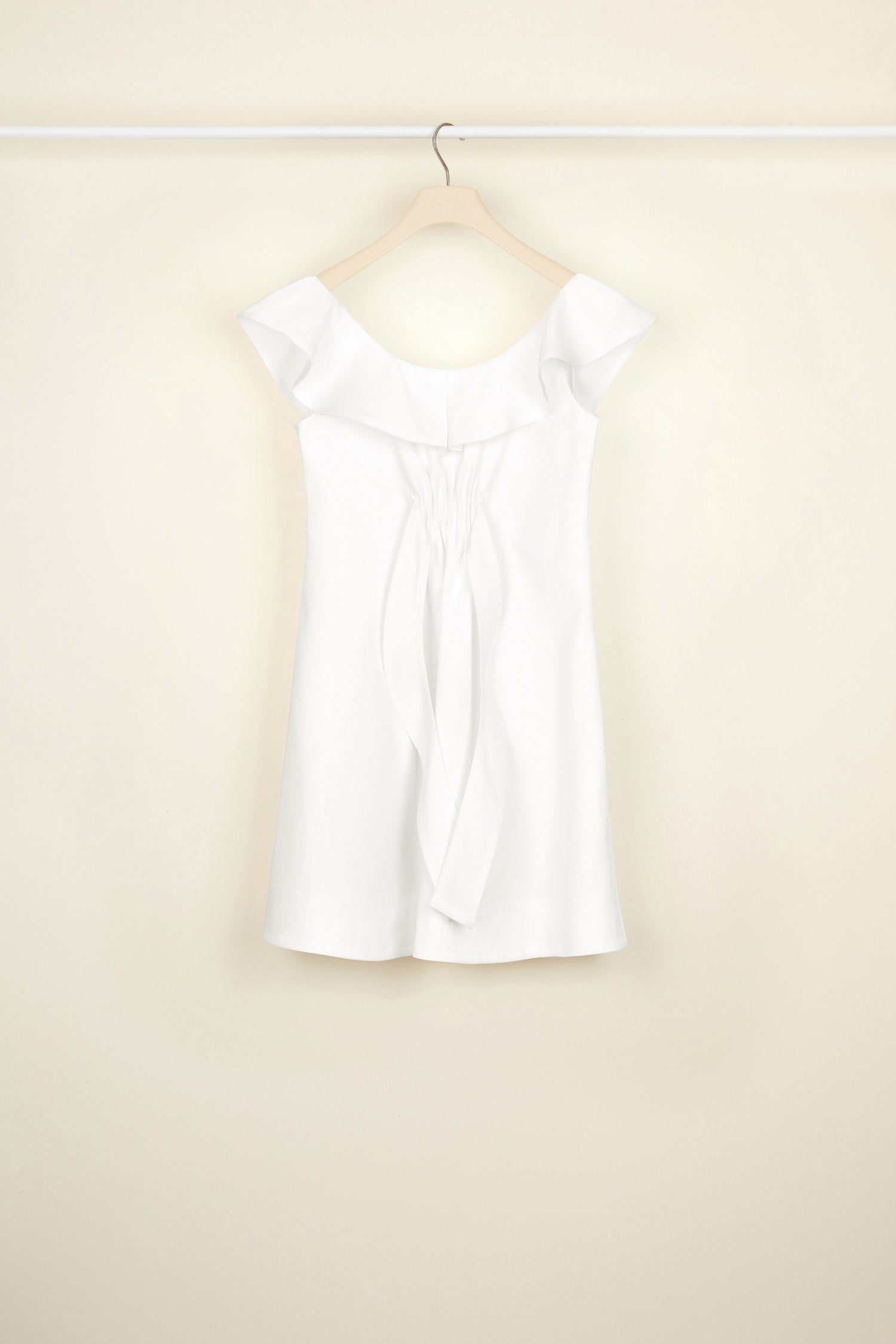 Patou - Robe à volants en coton chevronné - Pearl - Les volants donne de la légèreté au coton.Robe courte en coton blanc perle à motifs chevrons. Surpiqûres ton-sur-ton. Silhouette légèrement évasée. Modèle sans manches avec encolure volantée. Détail froncé et pans de tissus à l’avant. Poches latérales. Glissière cachée sur le côté.