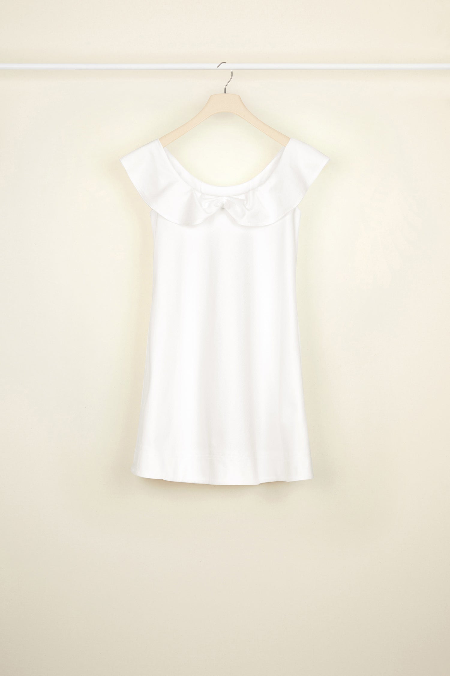 Patou - Robe à volants en coton chevronné - Pearl - Les volants donne de la légèreté au coton.Robe courte en coton blanc perle à motifs chevrons. Surpiqûres ton-sur-ton. Silhouette légèrement évasée. Modèle sans manches avec encolure volantée. Détail froncé et pans de tissus à l’avant. Poches latérales. Glissière cachée sur le côté.