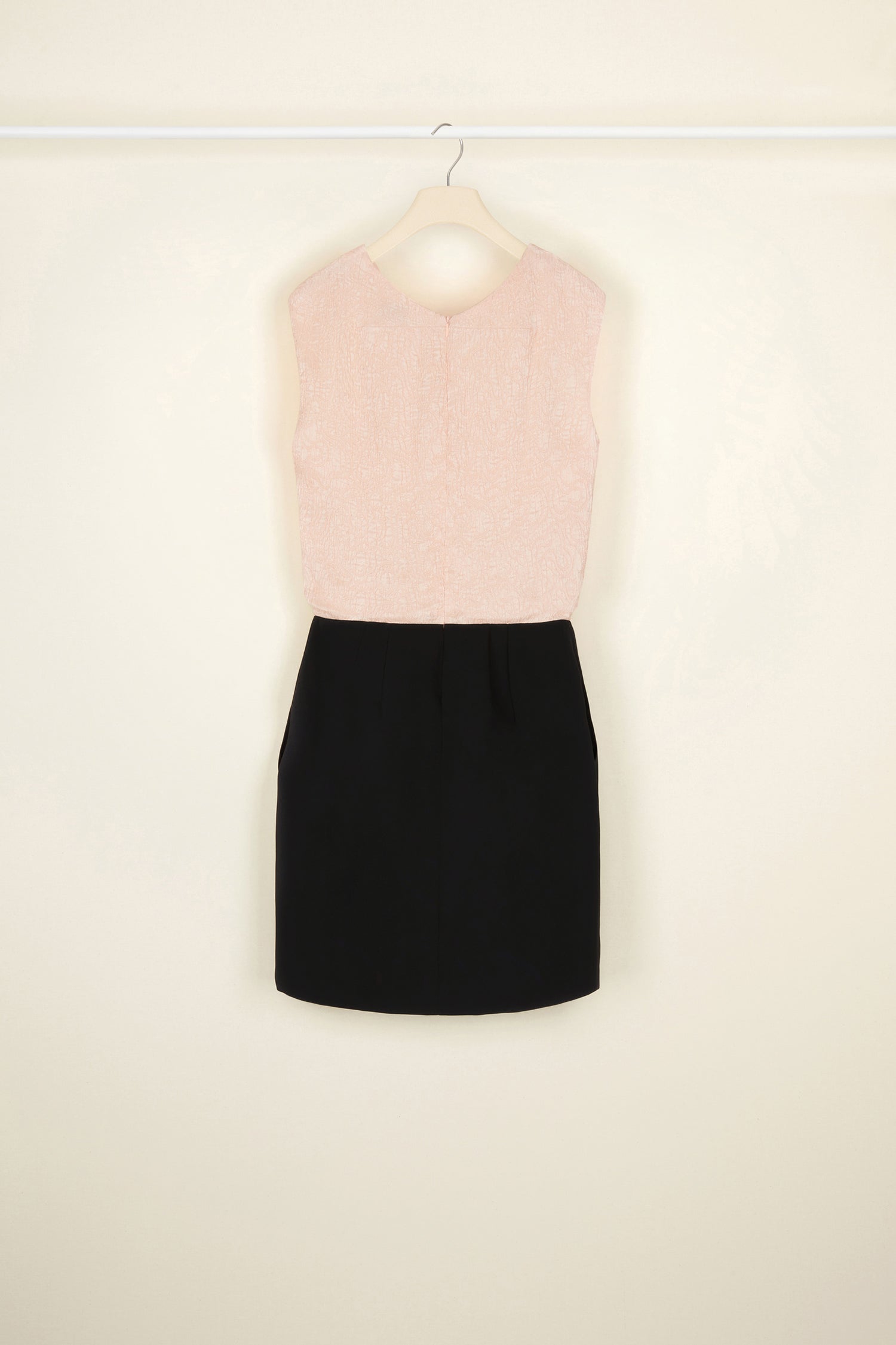 Patou - Two-tone twist front minidress - Rose Black - Artfully twisted.Two-tone minidress featuring a light pink cloqué top. Twisted neckline at the front, zip fastening at the back. Black cady skirt with box pleats at the front. Two pockets at the sides. Lined