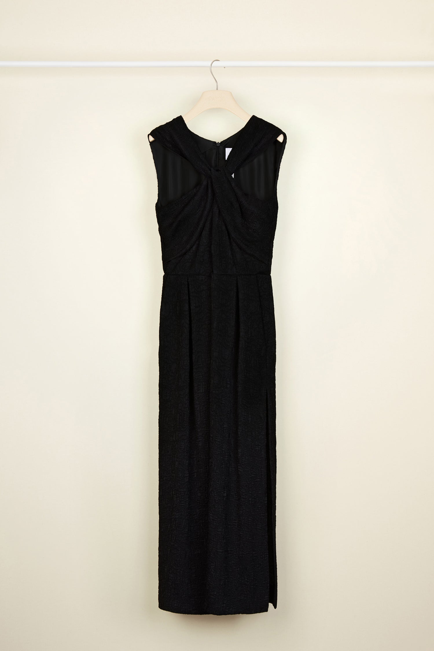Patou - Robe longue à col twist - Black - La robe du soir à l’heure du twist.Robe longue noire en jacquard cloqué. Col twisté à l’avant, fermeture par glissière à l’arrière. Jupe fendue sur le côté. Deux poches latérales. Doublée.