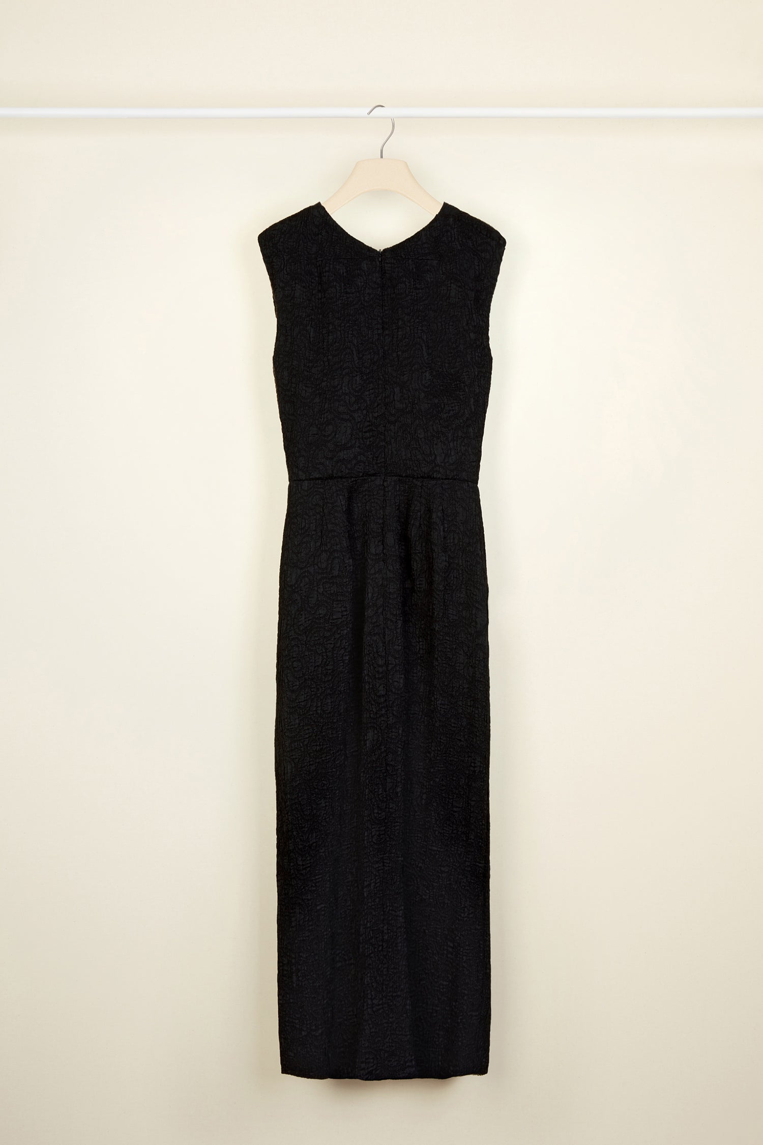 Patou - Robe longue à col twist - Black - La robe du soir à l’heure du twist.Robe longue noire en jacquard cloqué. Col twisté à l’avant, fermeture par glissière à l’arrière. Jupe fendue sur le côté. Deux poches latérales. Doublée.