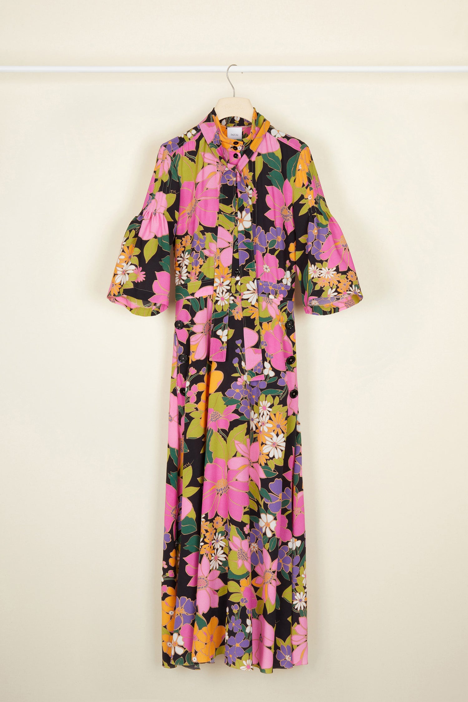 Patou - Schluppen-Midikleid mit Print - Autumn Flowers - Eine frischeres Blumenspektrum für den Herbst.  Jersey-Kleid mit Herbstblumen-Print von Akt 4. Hochgeschlossen, mit langen Bändern im Halsbereich. Mieder vorne durchgehend geknöpft. Verkürzte Glockenärmel. Midirock mit seitlichen Taschen und Knöpfen.