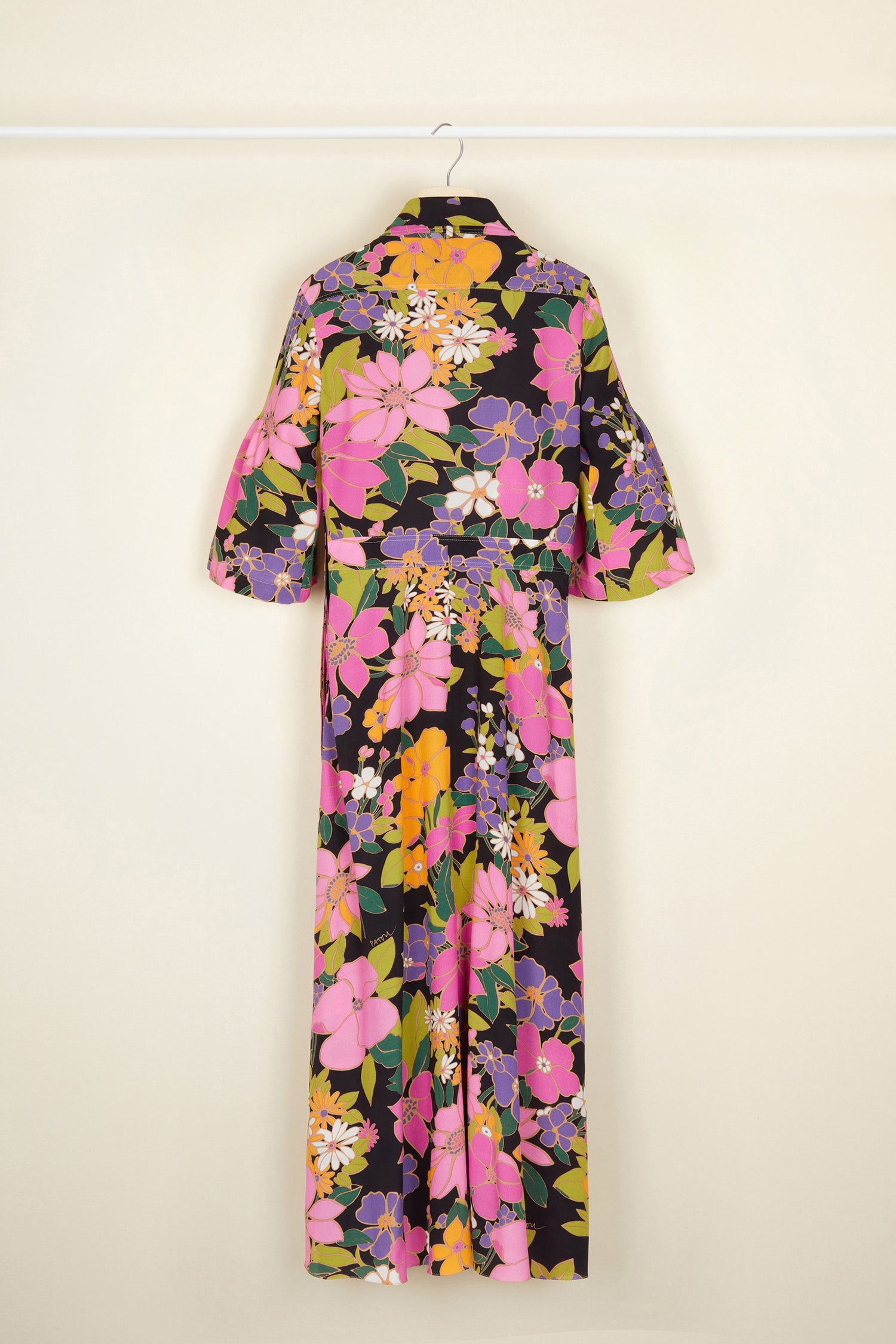 Patou - Schluppen-Midikleid mit Print - Autumn Flowers - Eine frischeres Blumenspektrum für den Herbst.  Jersey-Kleid mit Herbstblumen-Print von Akt 4. Hochgeschlossen, mit langen Bändern im Halsbereich. Mieder vorne durchgehend geknöpft. Verkürzte Glockenärmel. Midirock mit seitlichen Taschen und Knöpfen.