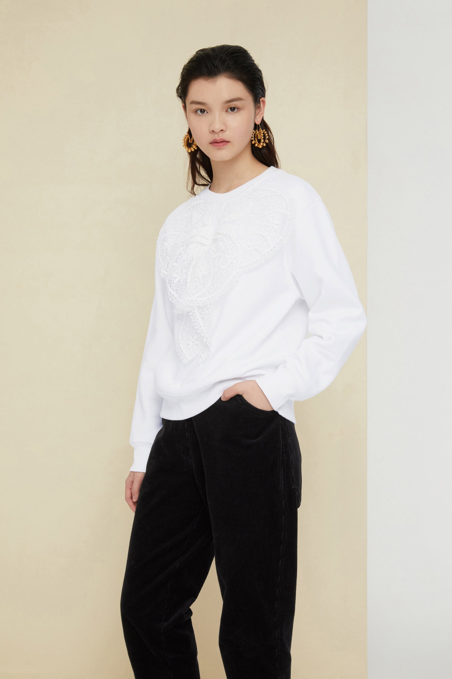 Patou - Felpa in cotone con pettorina in pizzo - White - Il pizzo fiorisce su un essenziale contemporaneo.Felpa in cotone bio bianco con pettorina in pizzo bianco. Vestibilità regolare, bordi a costine.