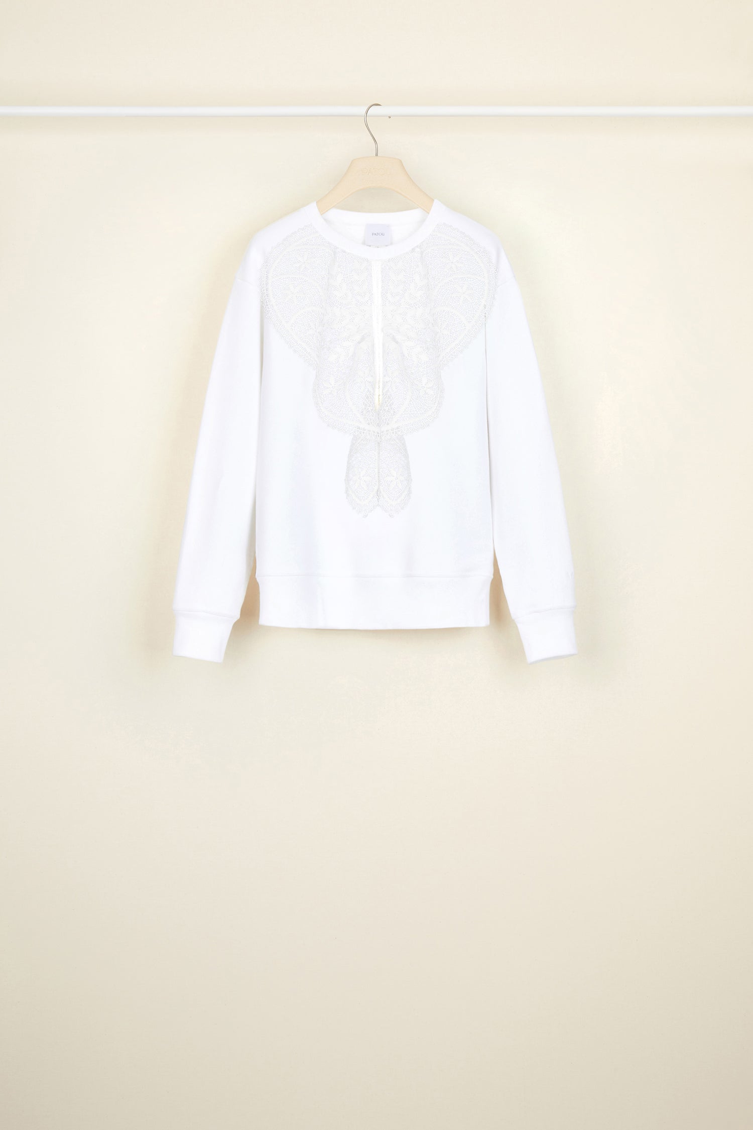 Patou - Felpa in cotone con pettorina in pizzo - White - Il pizzo fiorisce su un essenziale contemporaneo.Felpa in cotone bio bianco con pettorina in pizzo bianco. Vestibilità regolare, bordi a costine.
