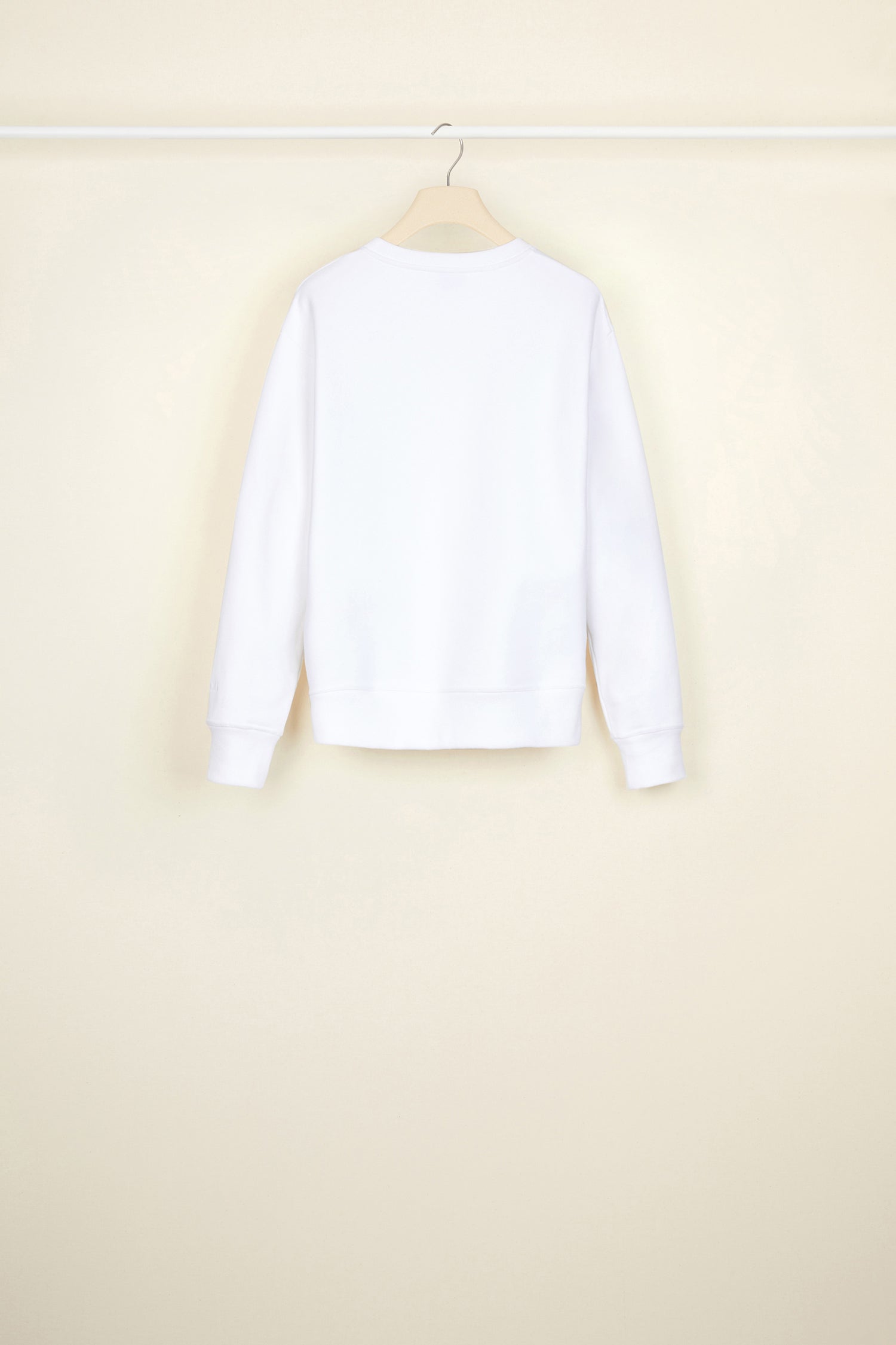 Patou - Felpa in cotone con pettorina in pizzo - White - Il pizzo fiorisce su un essenziale contemporaneo.Felpa in cotone bio bianco con pettorina in pizzo bianco. Vestibilità regolare, bordi a costine.