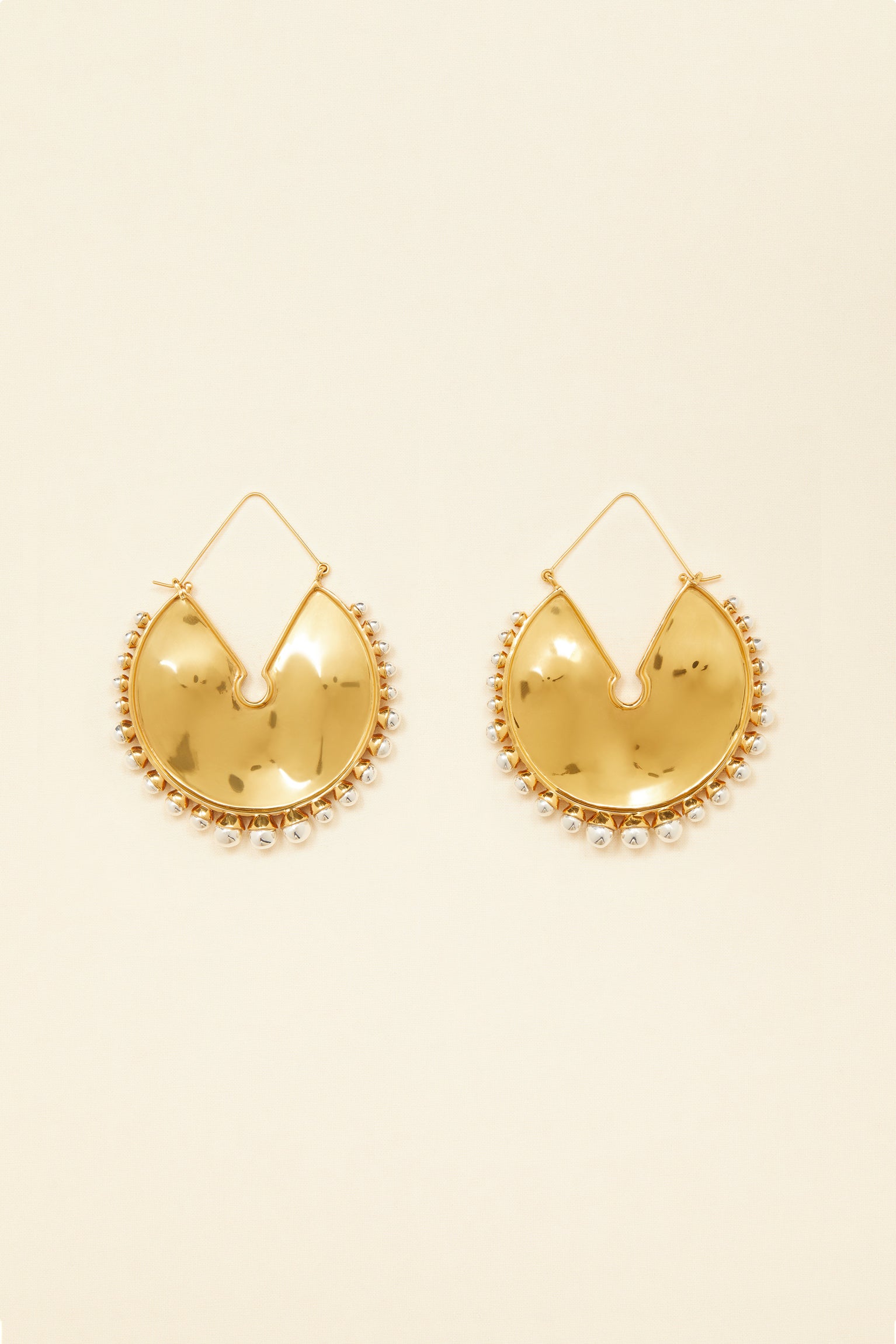 Patou - Circular brass and pearl earrings - Gold Silver - Gold and pearls dress your ears.Gold-plated brass and pearl earrings. Circular hammered brass plate in the middle with silver pearl embellishment.