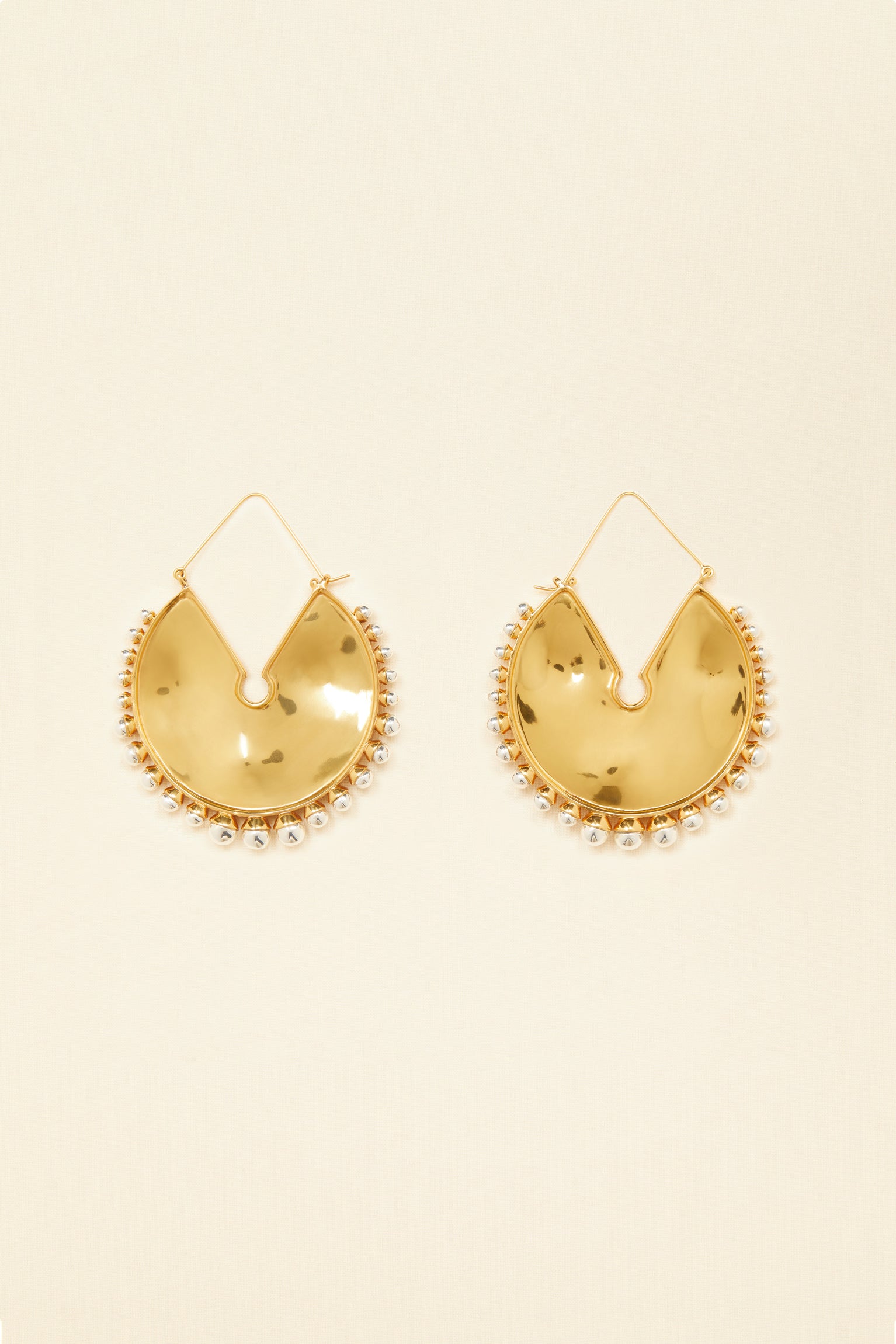 Patou - Circular brass and pearl earrings - Gold Silver - Gold and pearls dress your ears.Gold-plated brass and pearl earrings. Circular hammered brass plate in the middle with silver pearl embellishment.