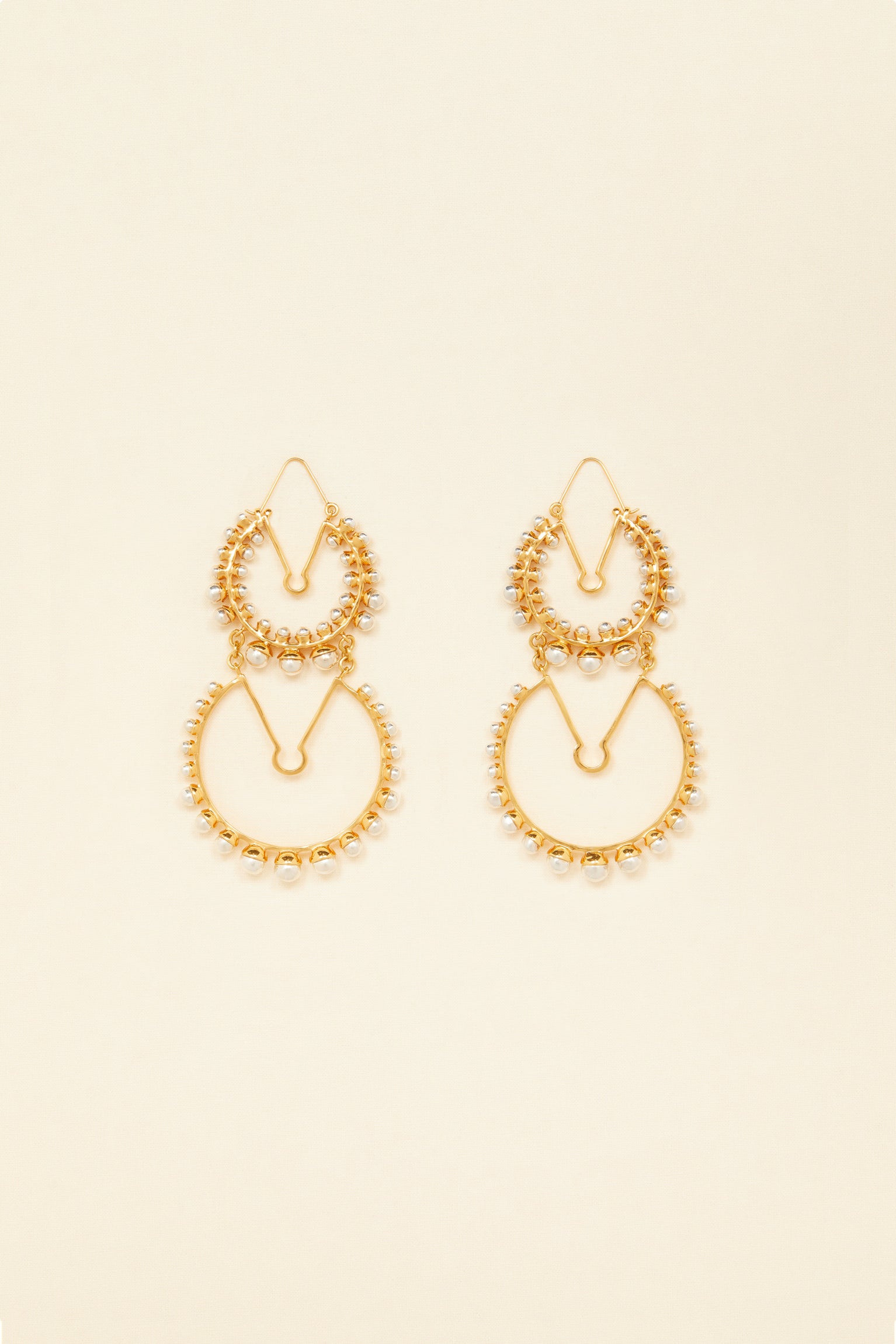 Patou - Doubles créoles en laiton - Gold Silver - Les créoles se dédoublent.Créoles en laiton doré et argent formées de deux anneaux de tailles différentes décorés de perles argent.