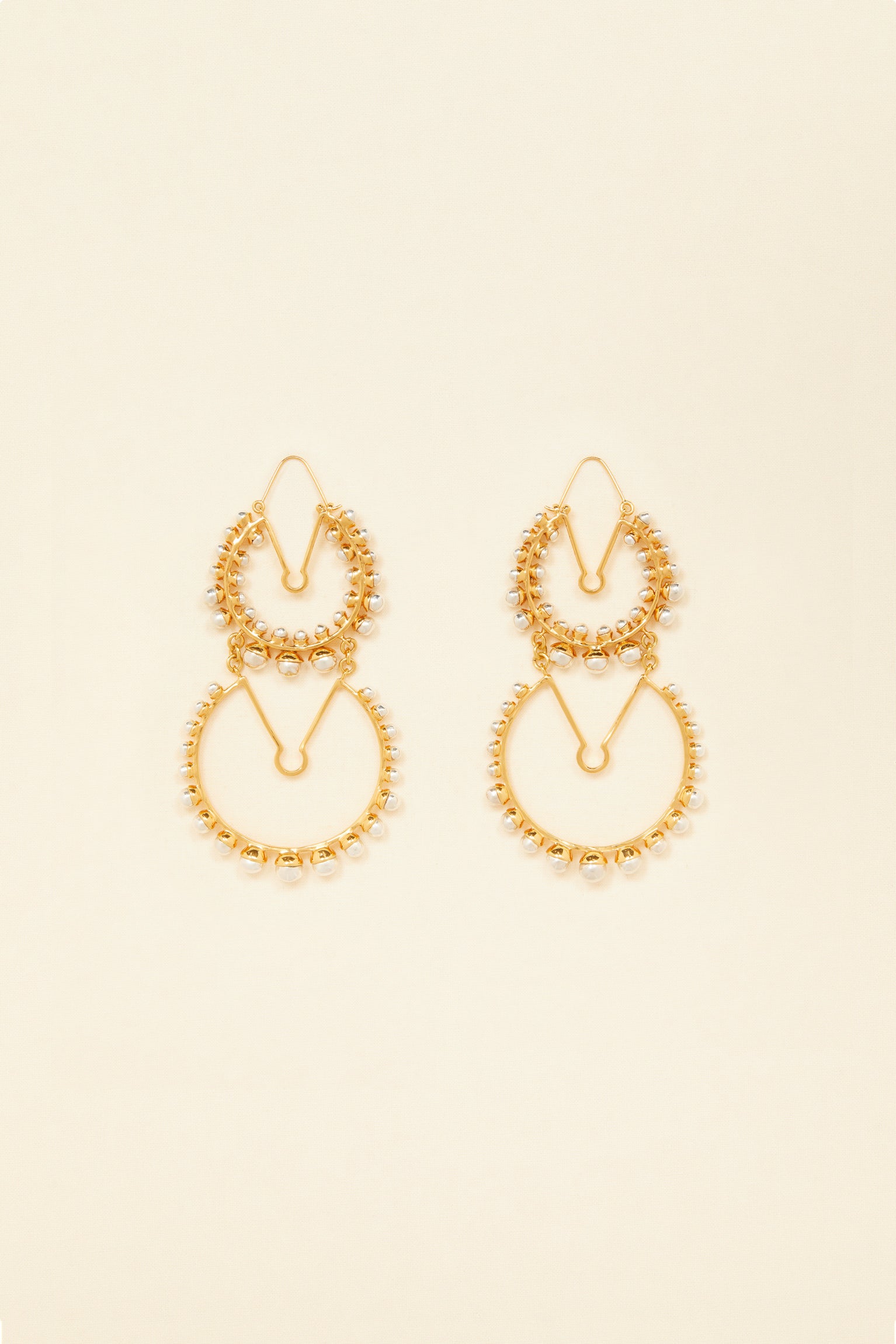 Patou - Doubles créoles en laiton - Gold Silver - Les créoles se dédoublent.Créoles en laiton doré et argent formées de deux anneaux de tailles différentes décorés de perles argent.