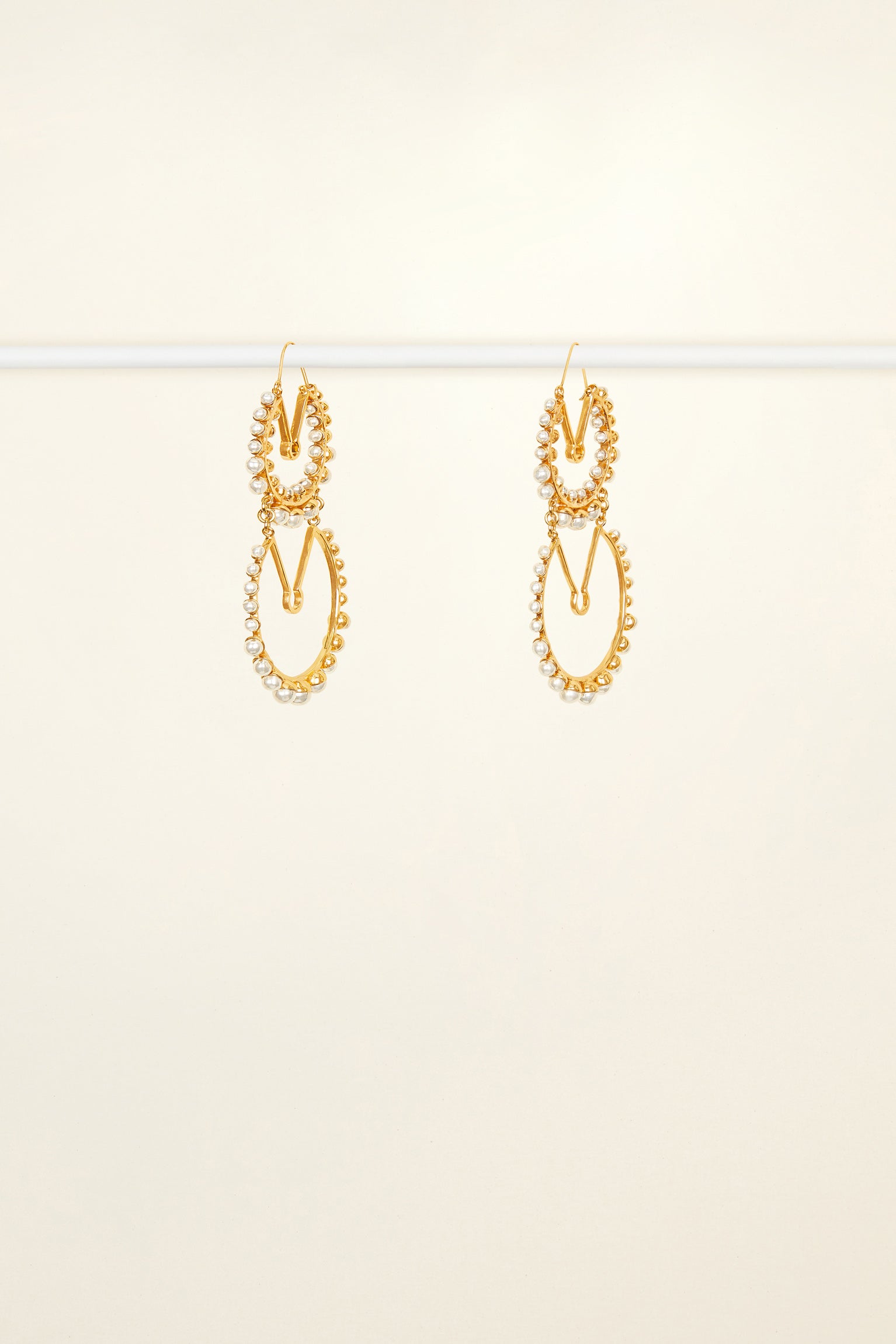 Patou - Doubles créoles en laiton - Gold Silver - Les créoles se dédoublent.Créoles en laiton doré et argent formées de deux anneaux de tailles différentes décorés de perles argent.