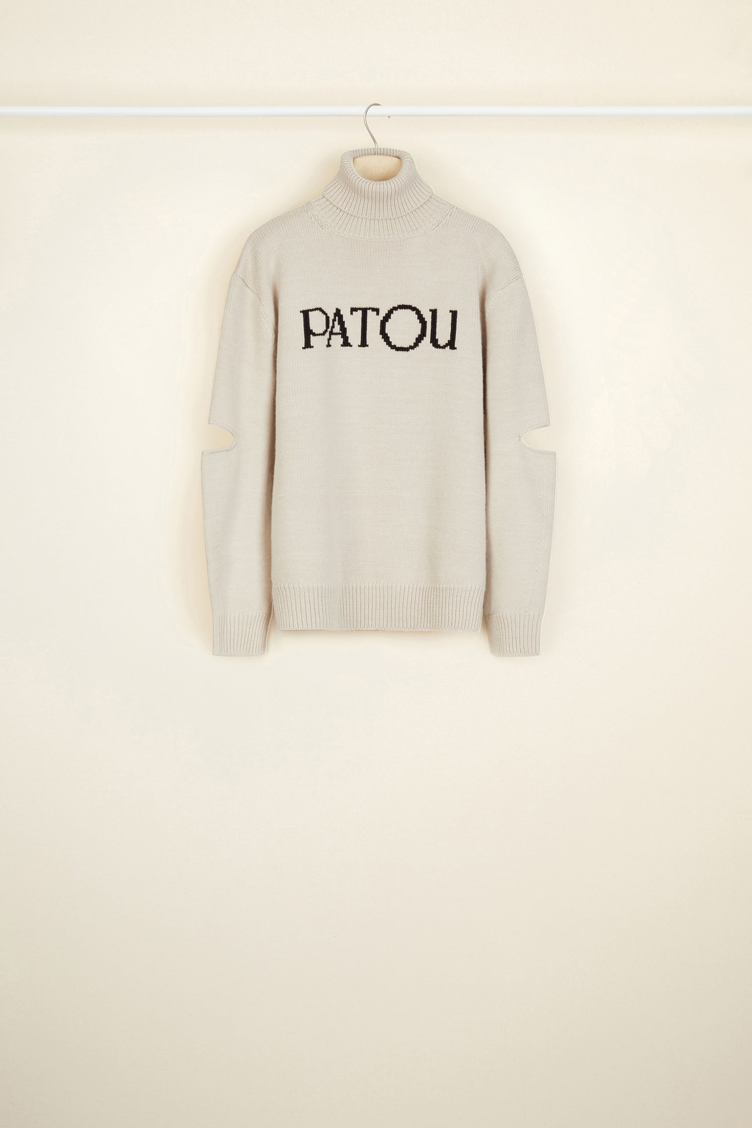 Patou - Maglione Patou con tagli cut-out - Chestnut - Patou per tutti i giorni.Maglione in lana merino beige castagna. Modello a collo alto con vestibilità ampia. Logo Patou in lettere bianche sul fronte. Tagli ai gomiti. Bordi a costine.