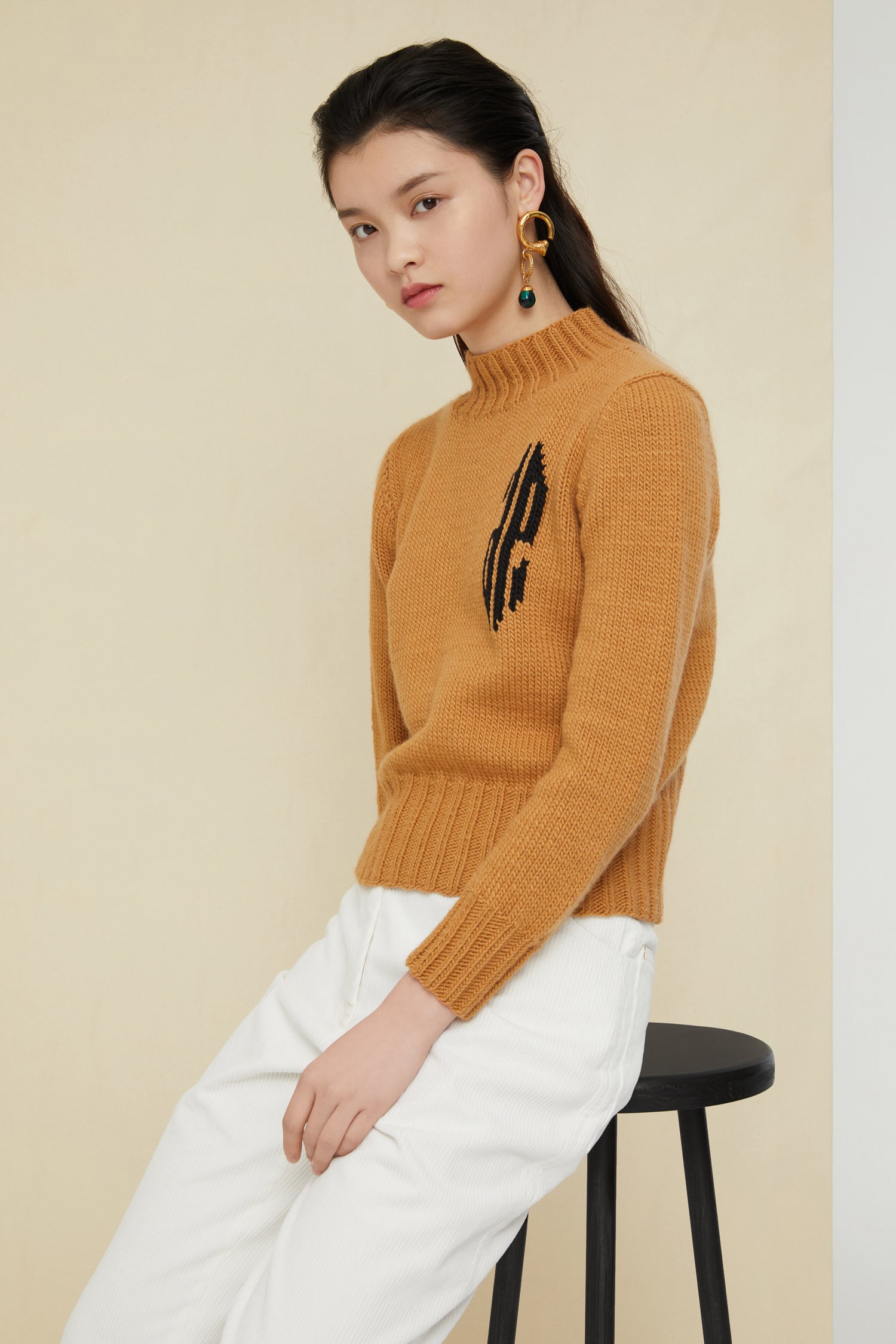 Patou - Cropped intarsia logo jumper - Copper - A logo, a crest, a declaration of style.Copper-hued wool jumper with intarsia logo on the chest in contrasting black. Cropped silhouette with a high neckline. Ribbed collar, cuffs and hem.